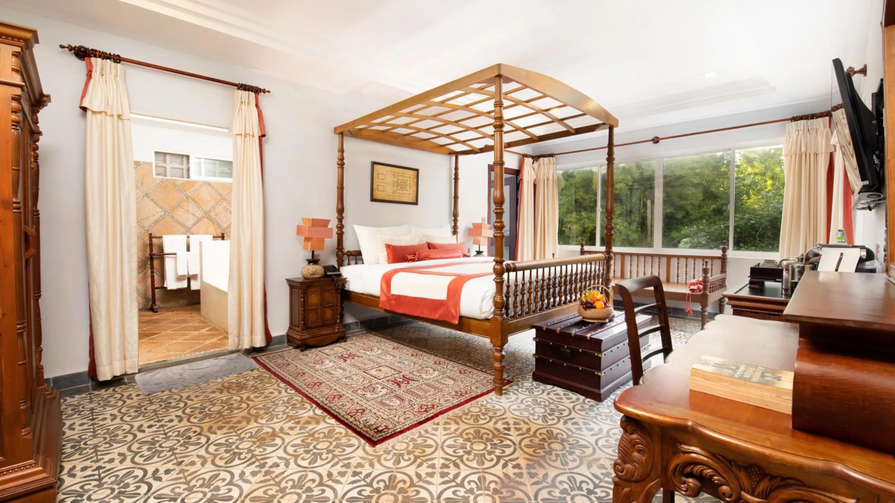 Photo of the whole room, Bed in Mane History Lovers