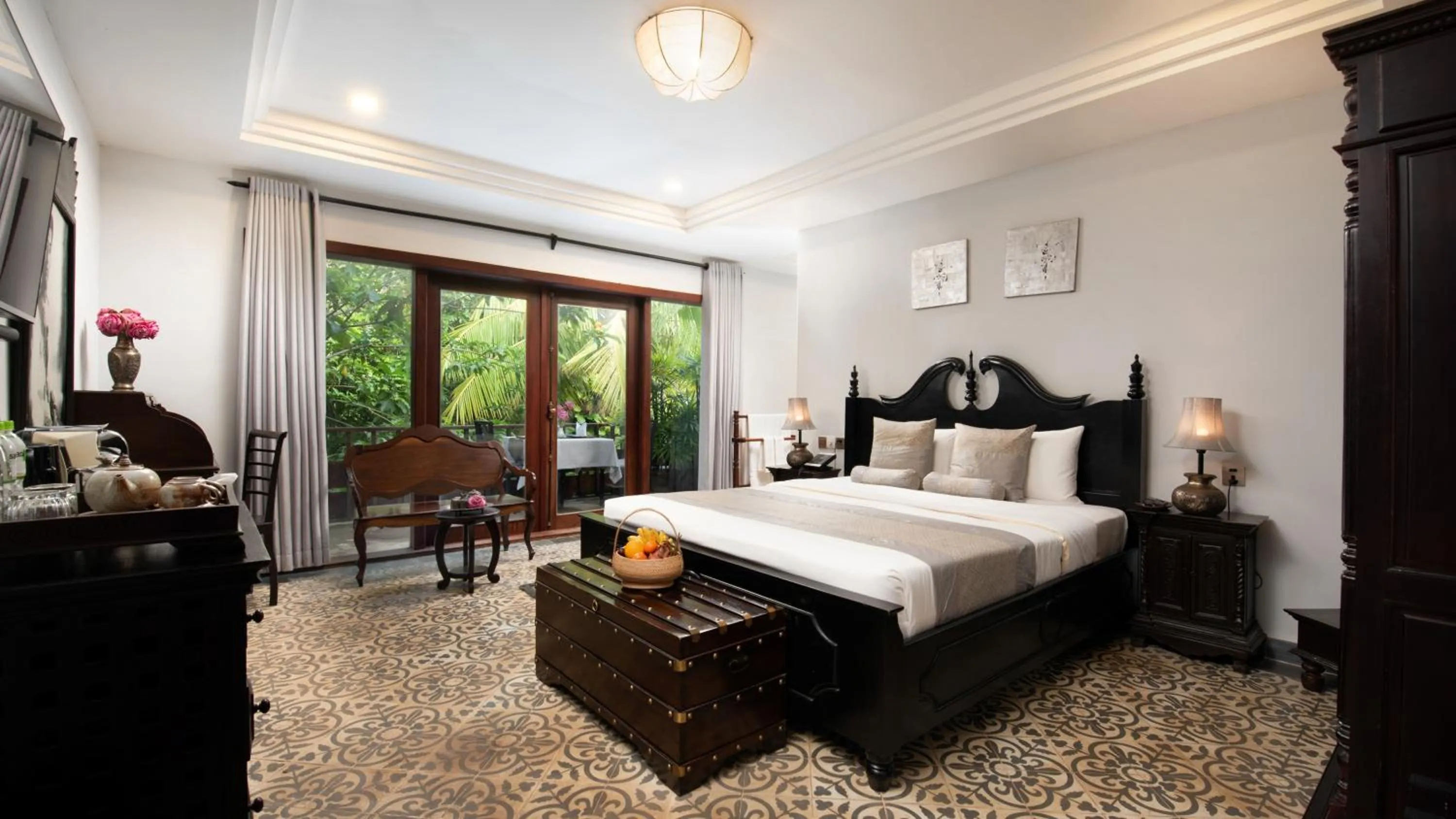 Photo of the whole room, Bed in Mane History Lovers