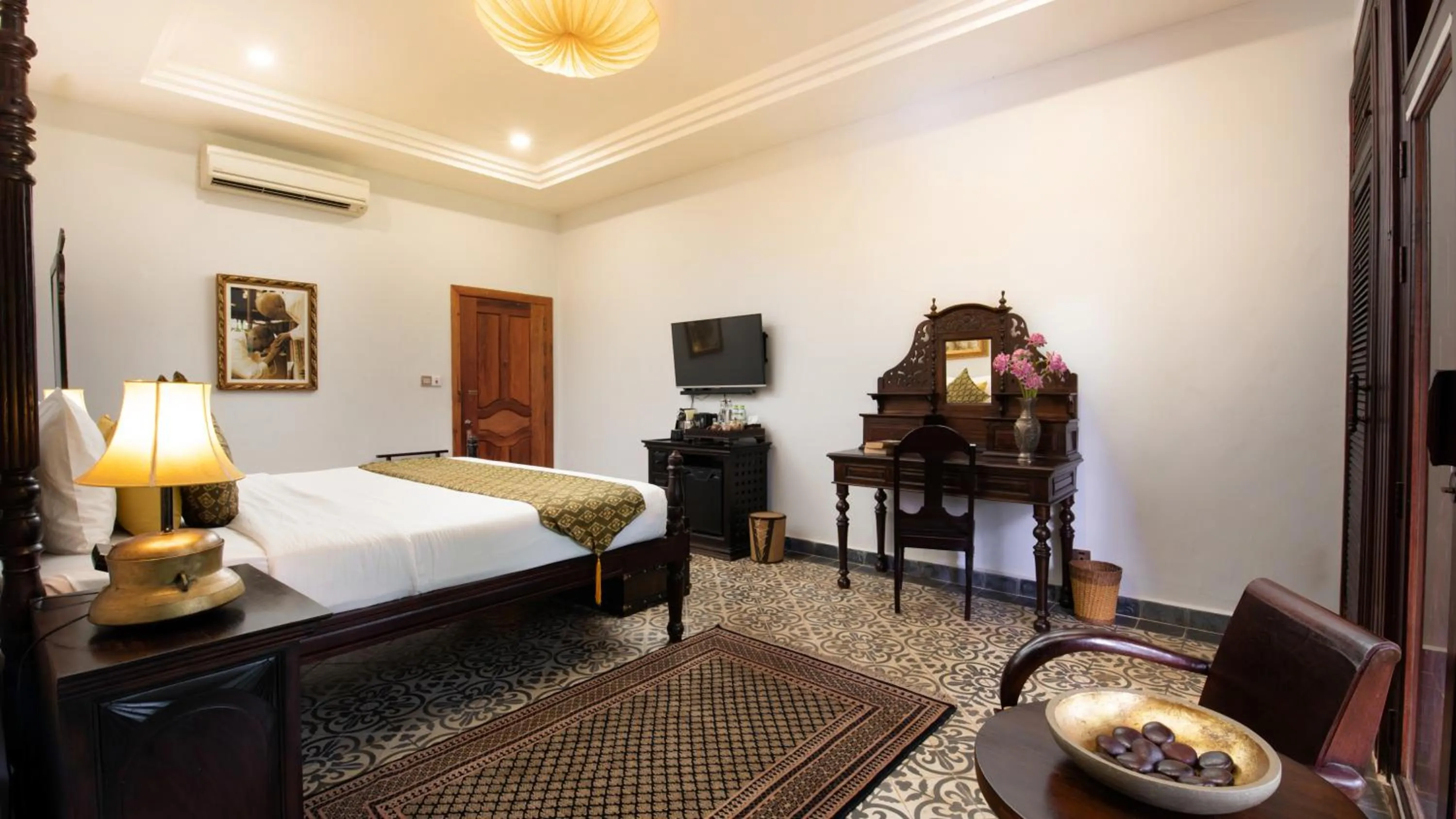 Photo of the whole room, Bed in Mane History Lovers