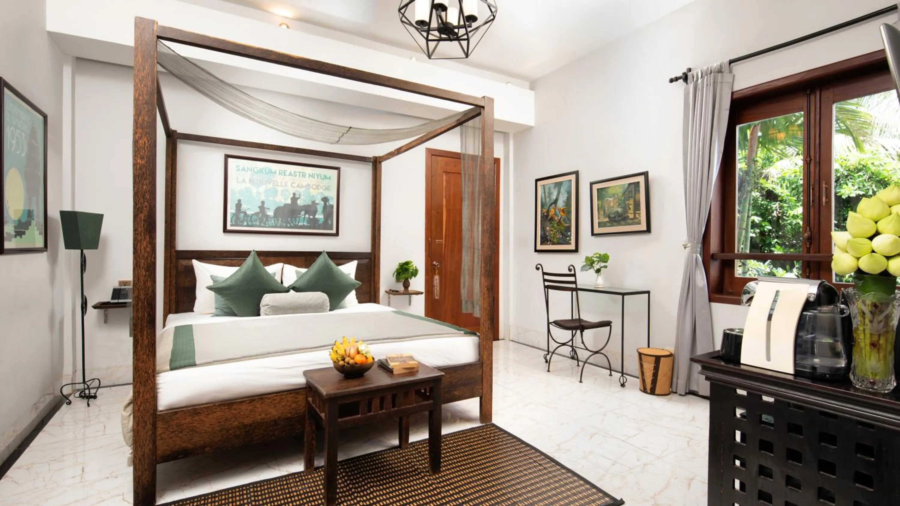 Photo of the whole room, Bed in Mane History Lovers