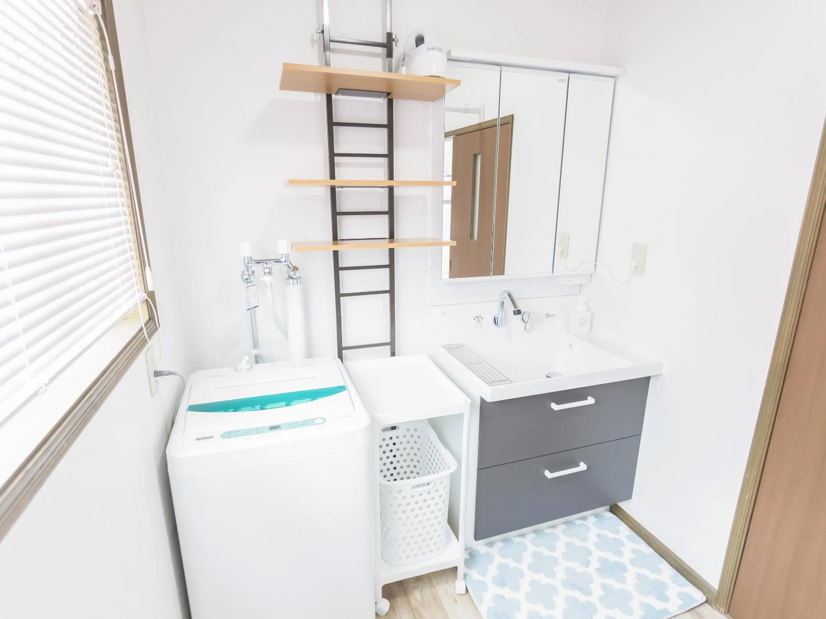 washing machine in CHALET BURLAP FURANUI