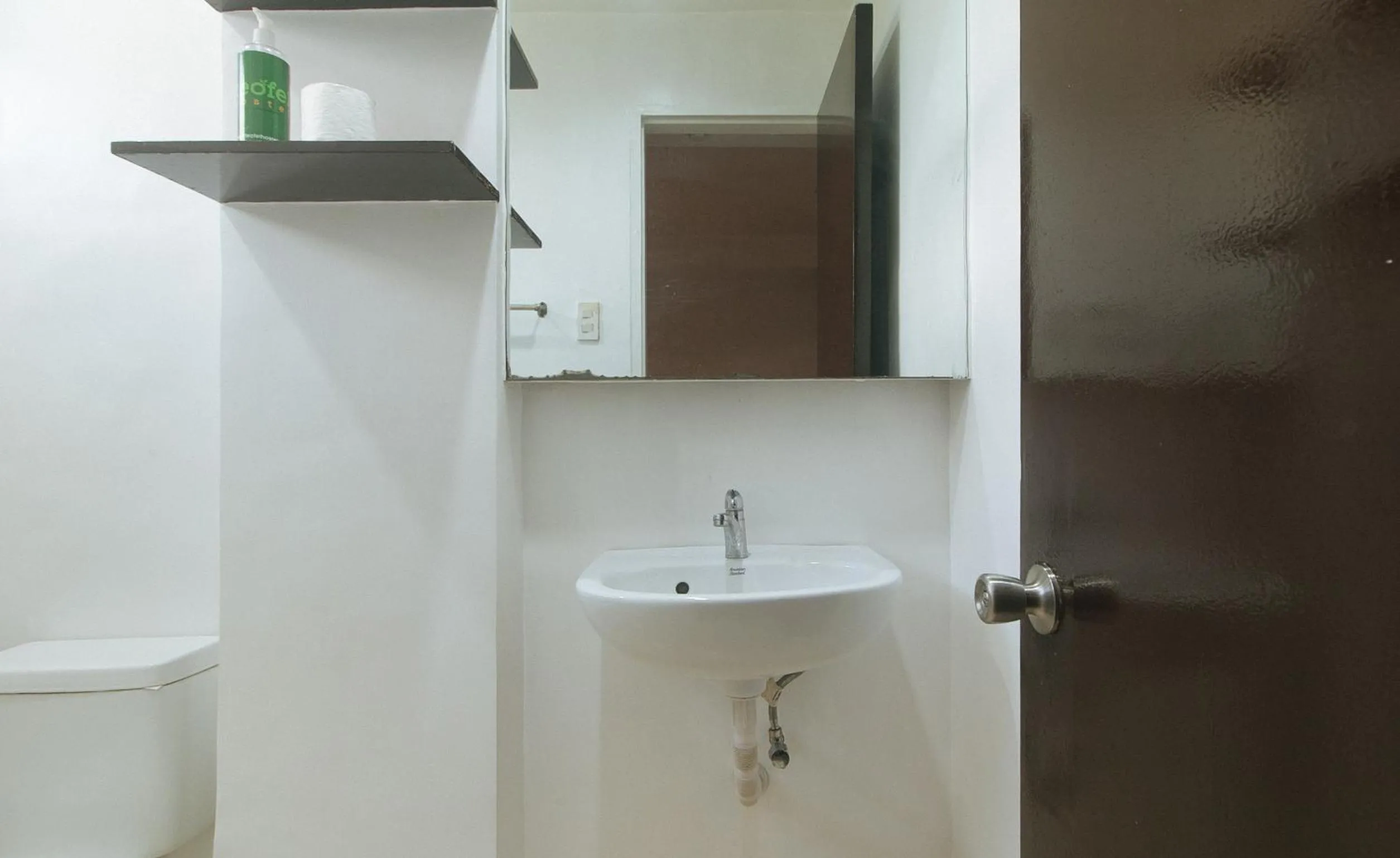 Bathroom in RedDoorz @ Junquera Extension Cebu