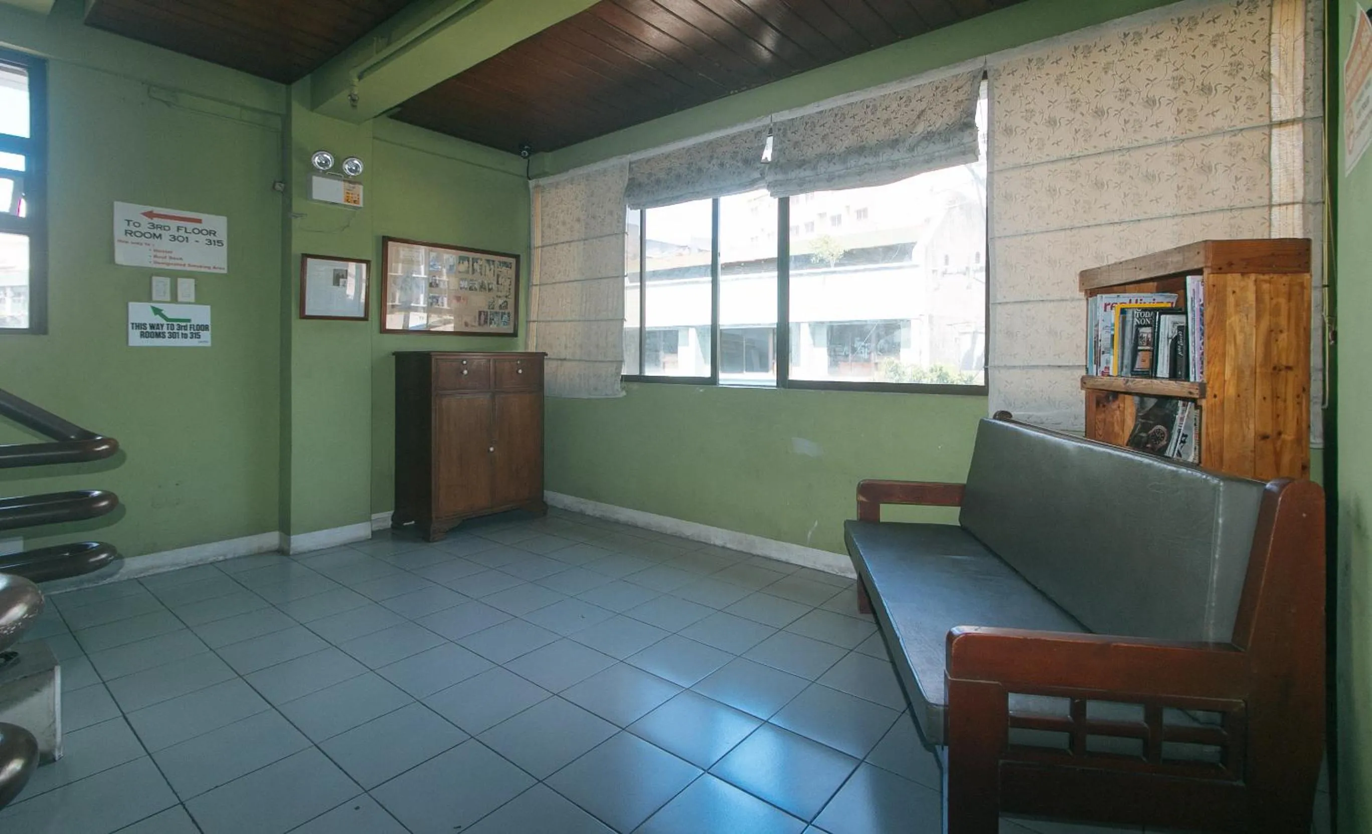 Seating area in RedDoorz @ Junquera Extension Cebu