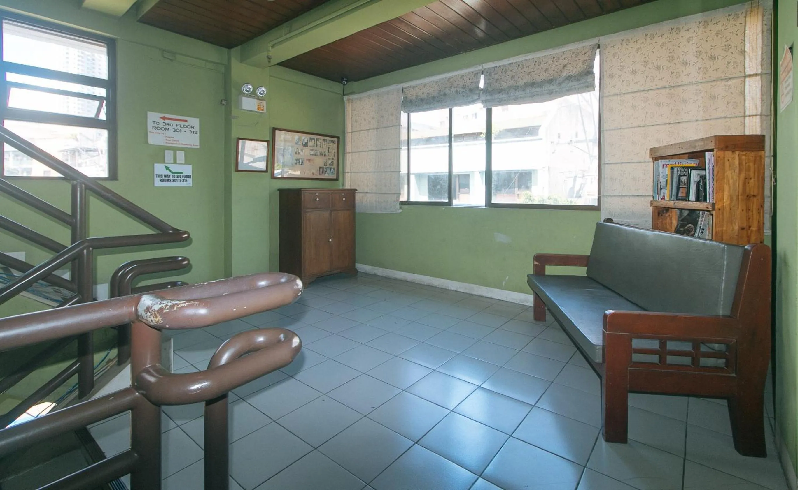 Seating area in RedDoorz @ Junquera Extension Cebu