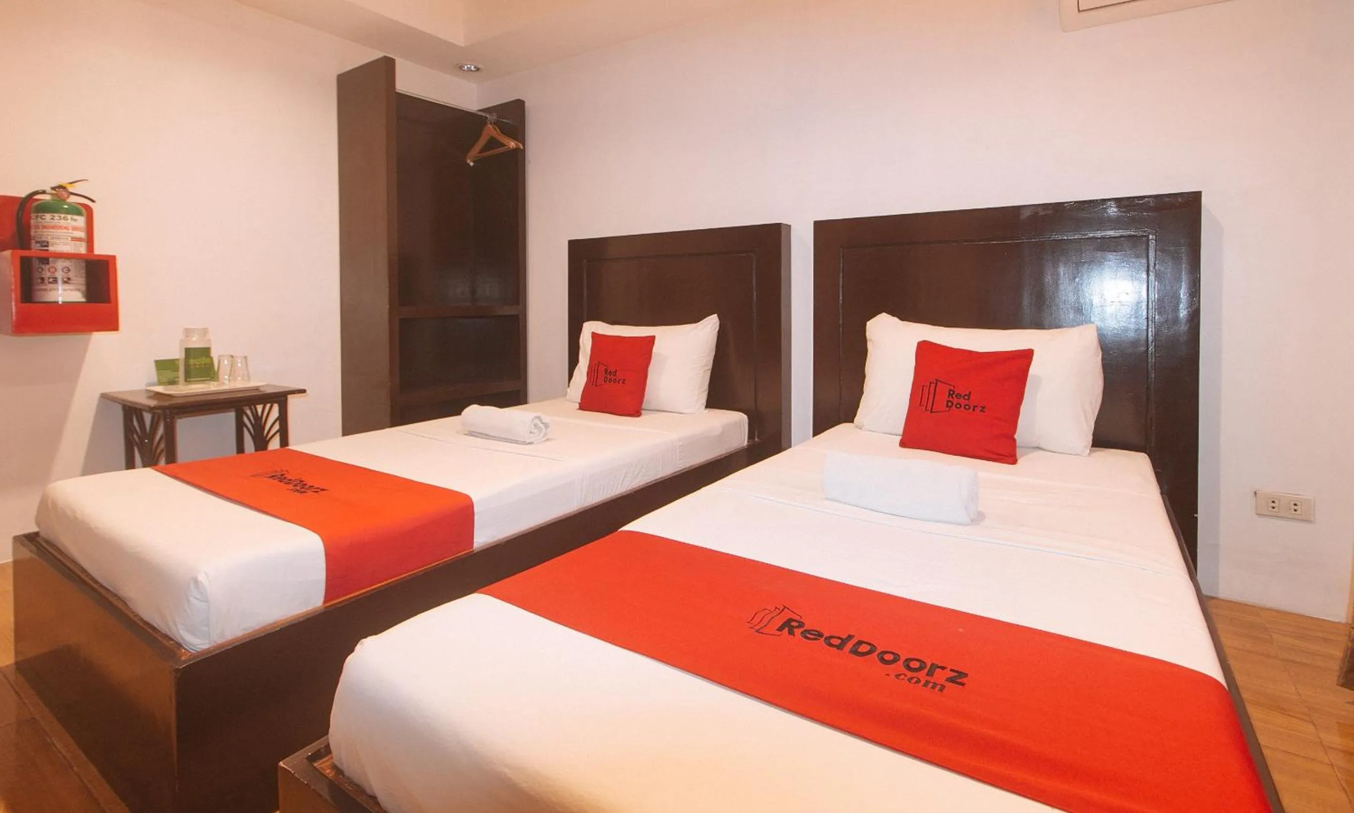 Photo of the whole room, Bed in RedDoorz @ Junquera Extension Cebu