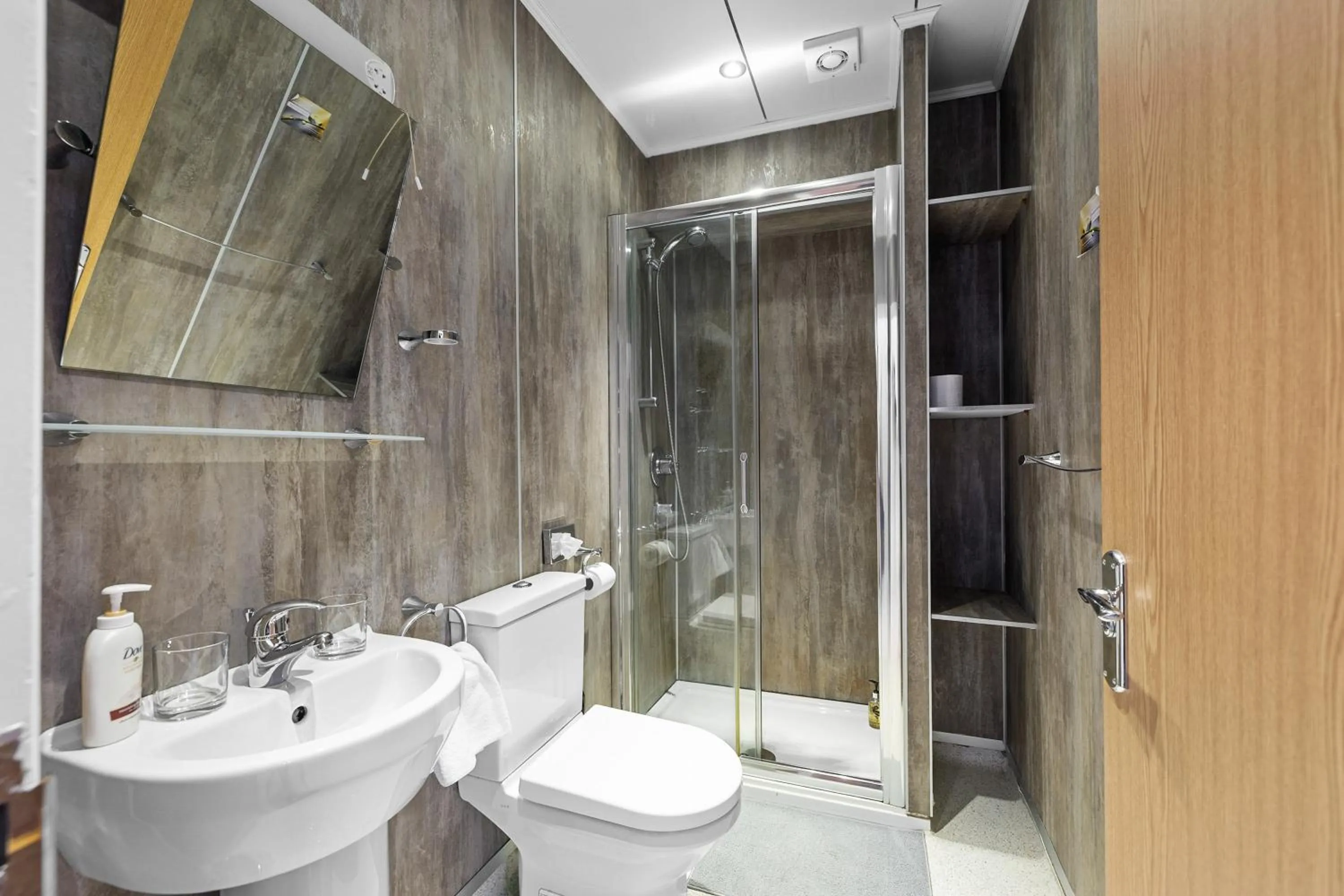 Shower in Invicta Hotel Plymouth