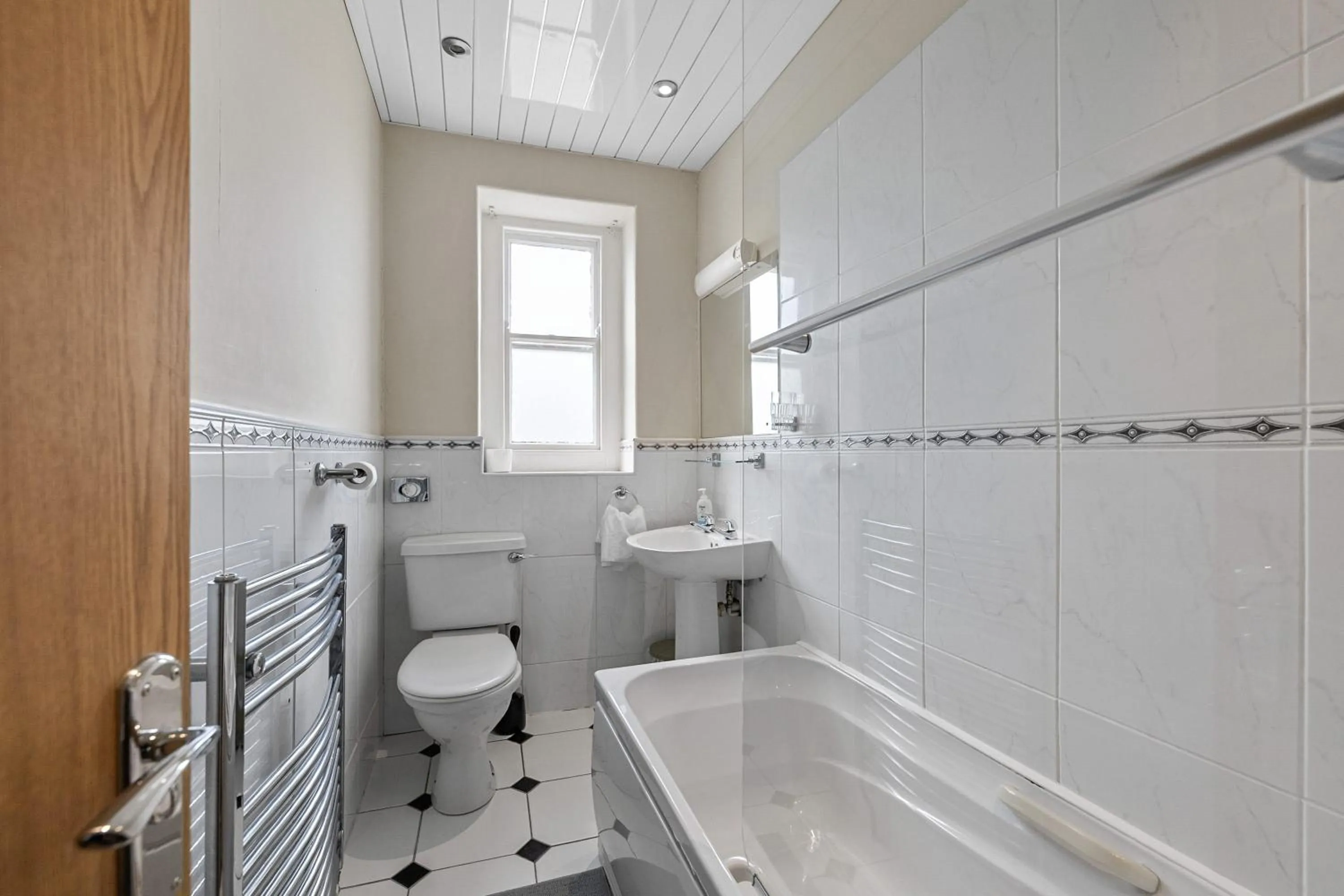 Shower in Invicta Hotel Plymouth