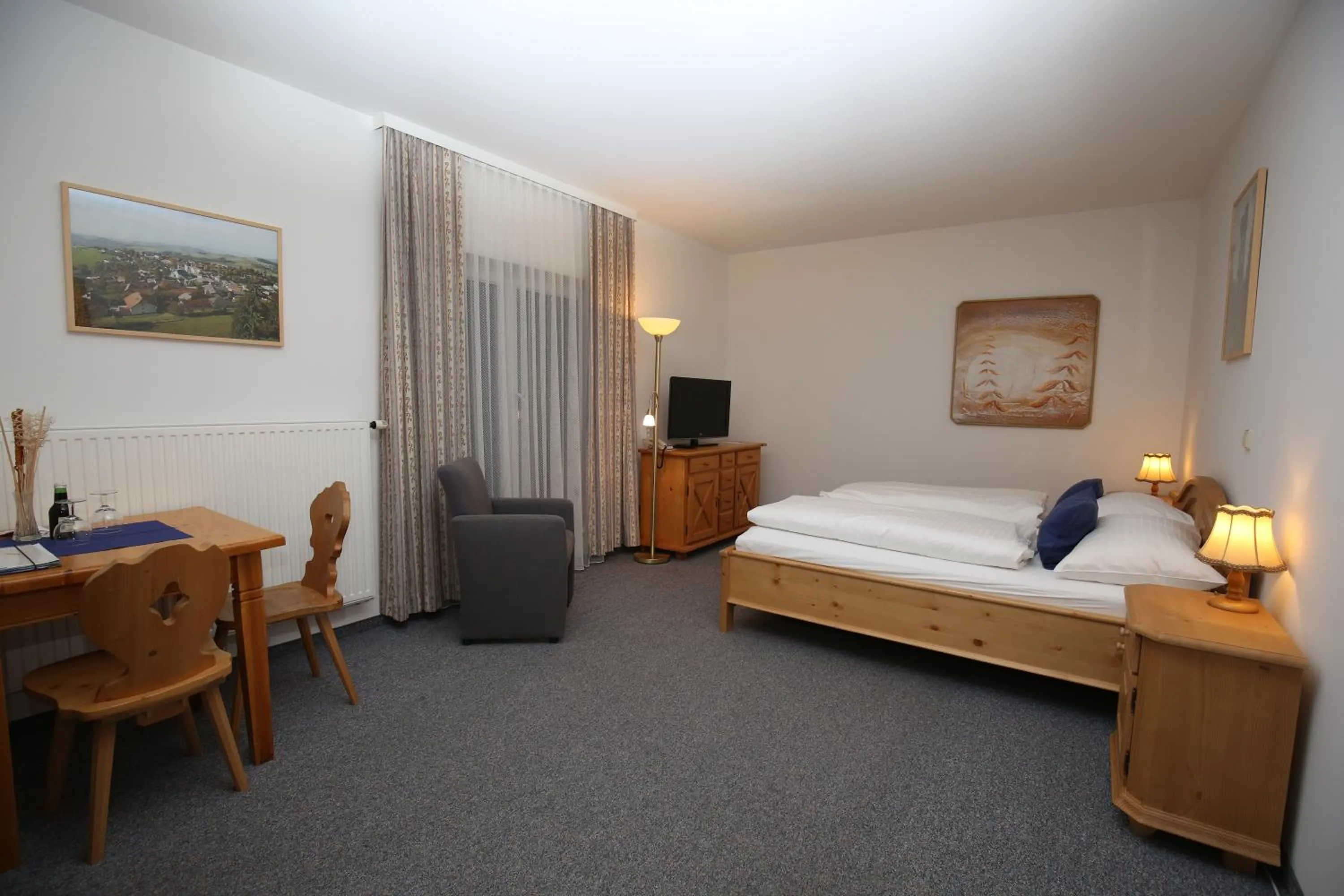 Photo of the whole room, Bed in Grandhotel Niederösterreichischer Hof