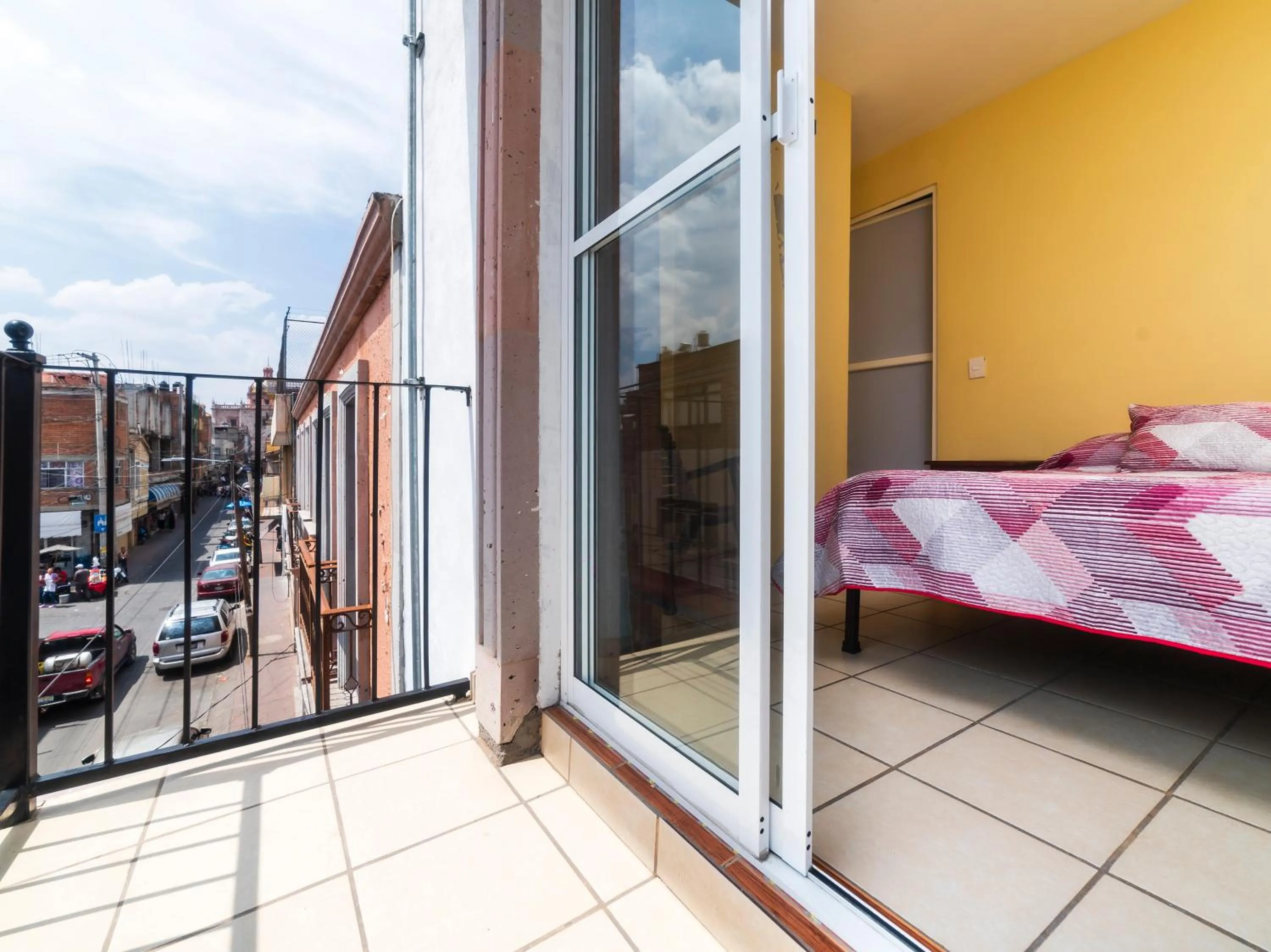 Balcony/Terrace, Bed in Hotel Zaragoza, San Juan de los Lagos