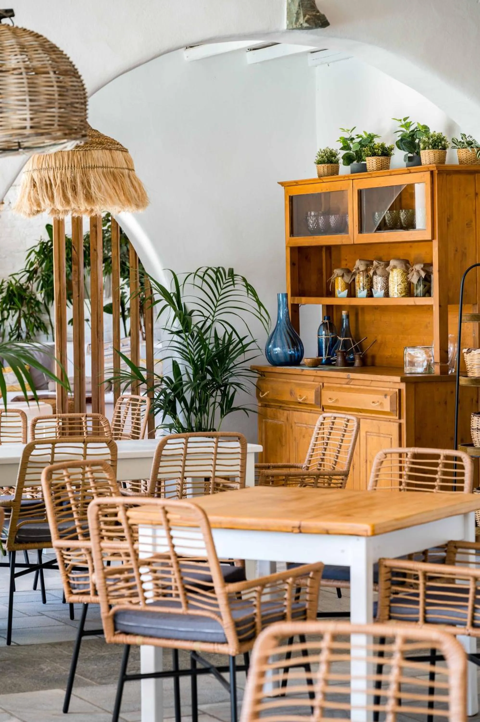 Restaurant/places to eat in Anthea Hotel