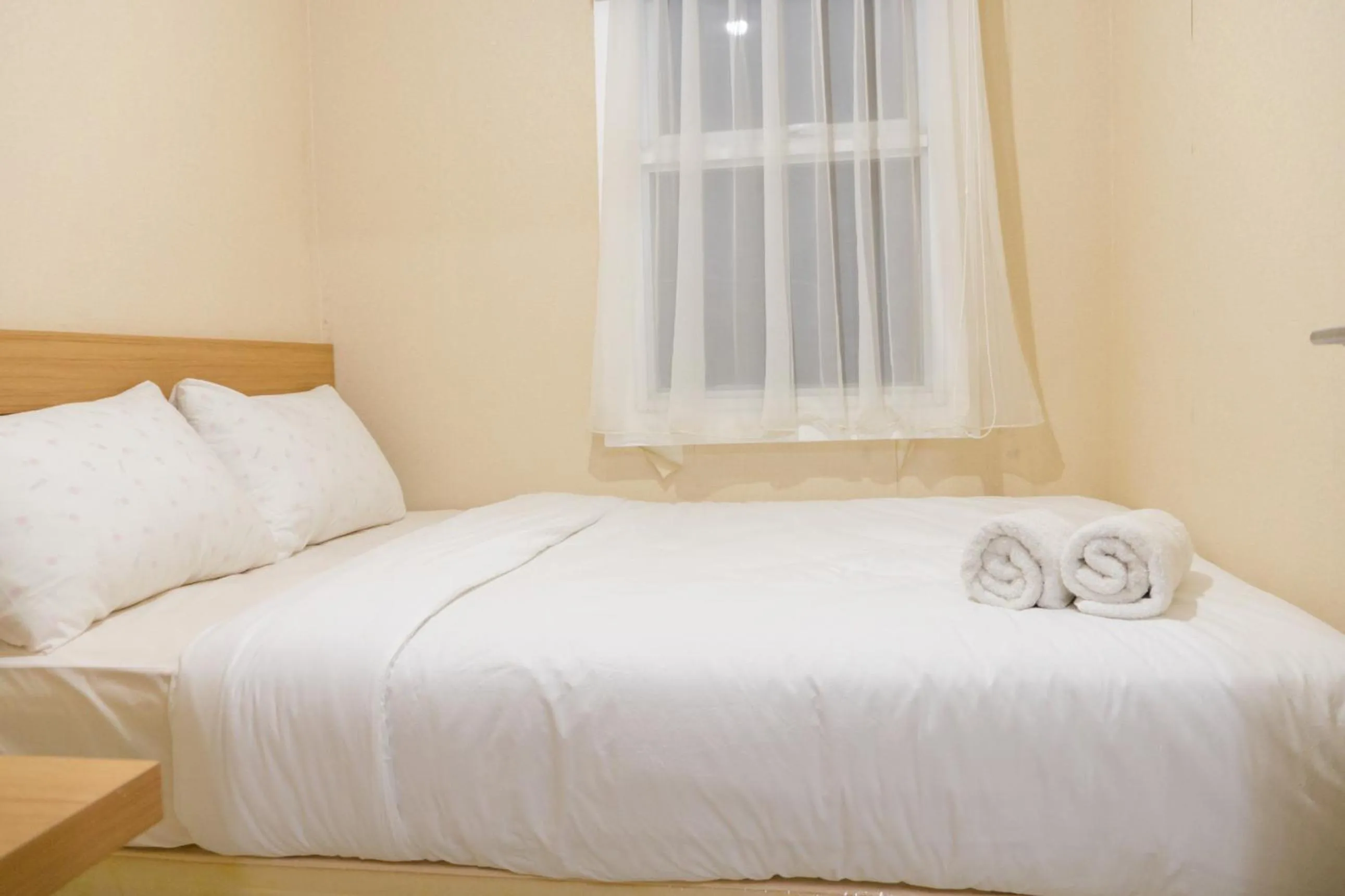 Bedroom, Bed in Minimalist 2BR Apartment at Parahyangan Residence By Travelio