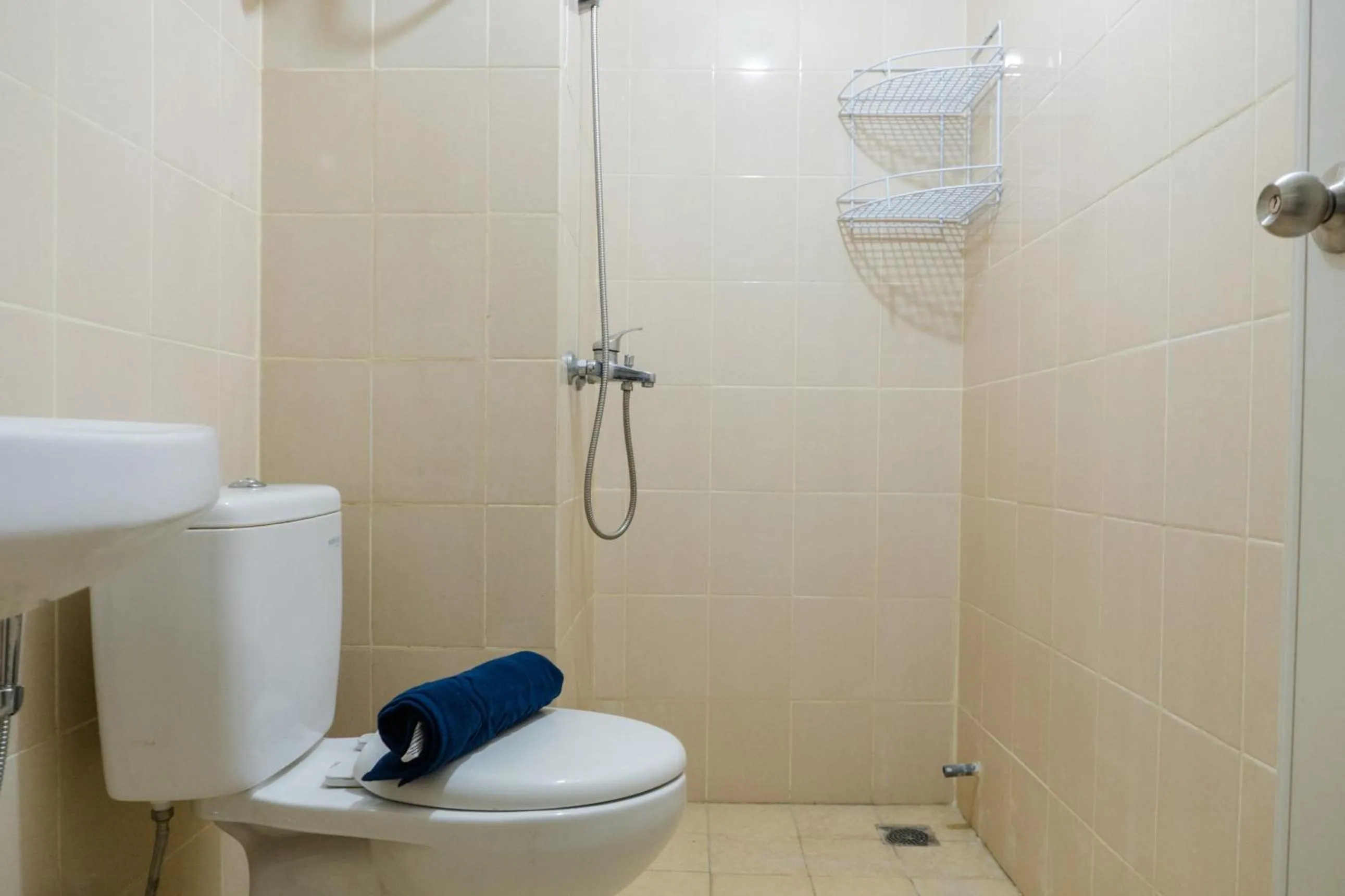 Bathroom in Minimalist 2BR Apartment at Parahyangan Residence By Travelio