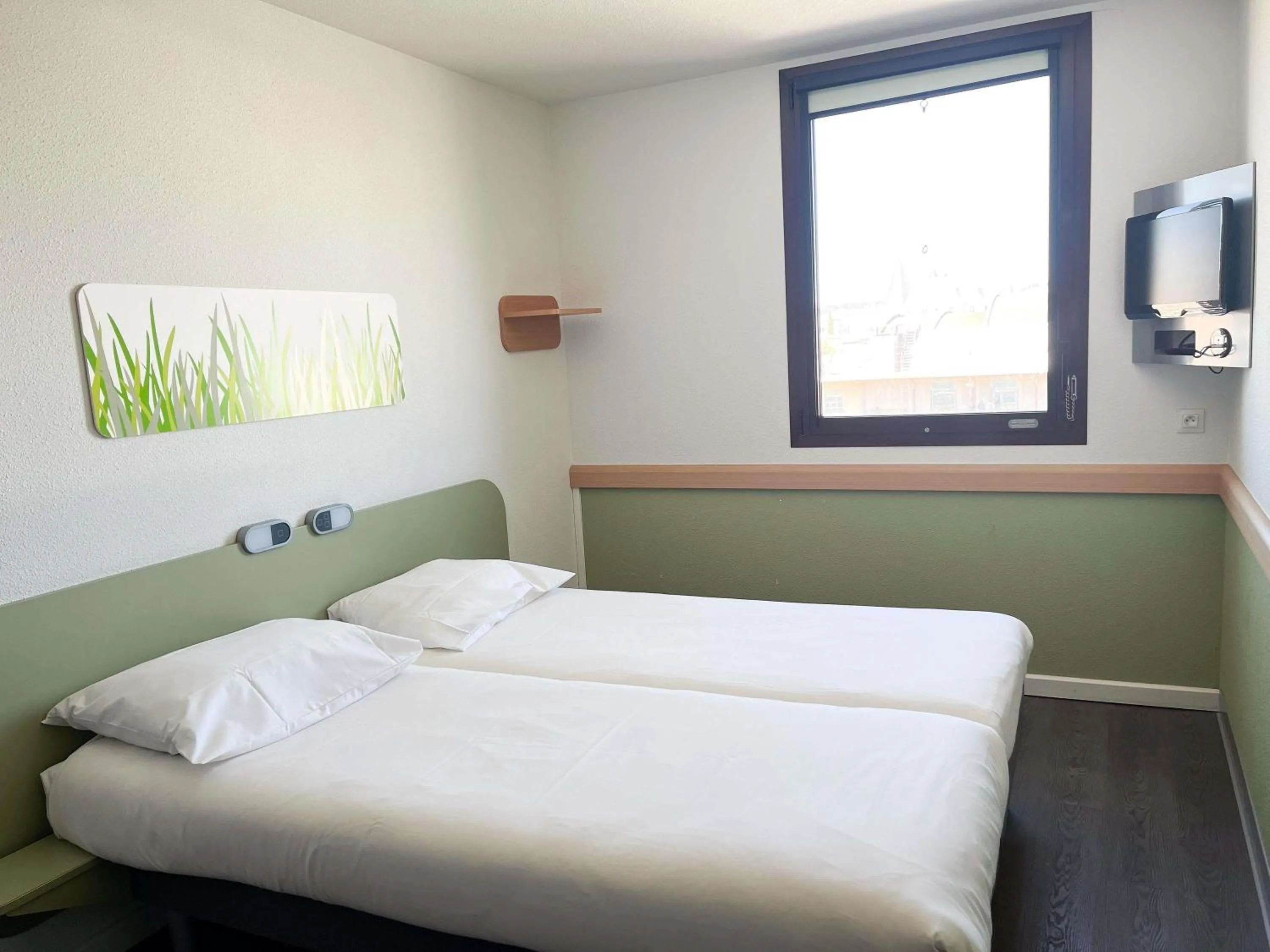 Bedroom, Bed in ibis budget Nimes Centre Gare