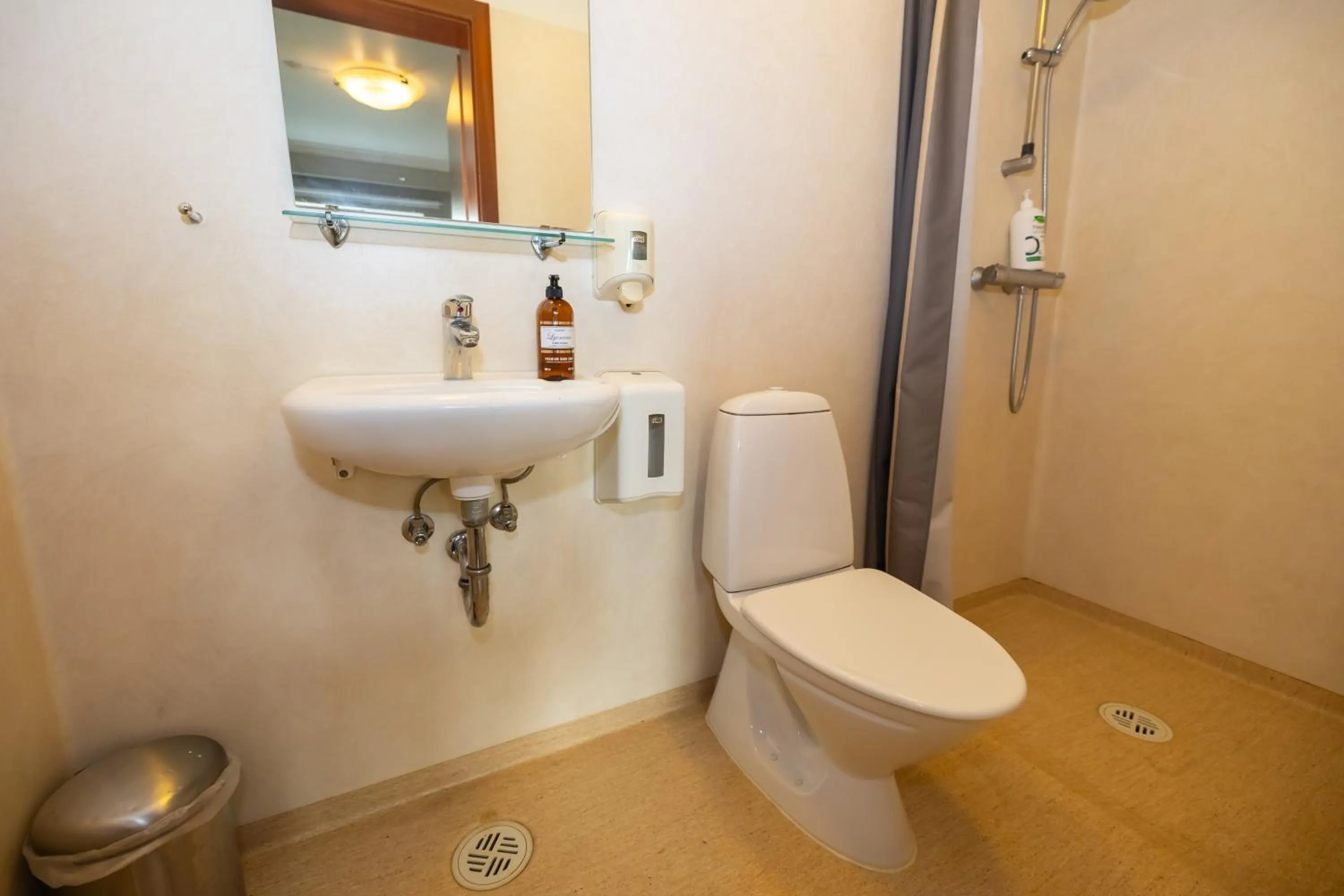 Shower in BG4 Guesthouse