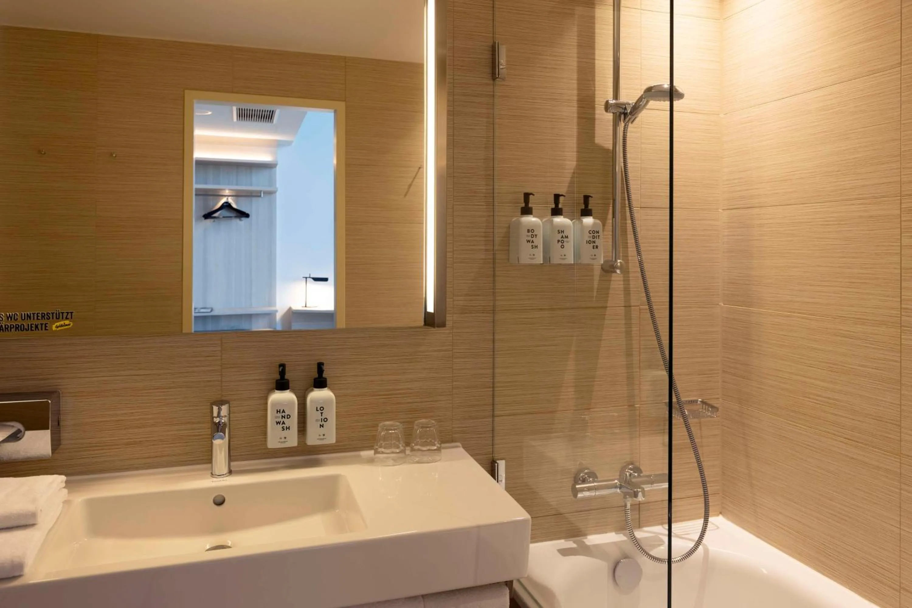 Bathroom in Scandic Hamburg Emporio