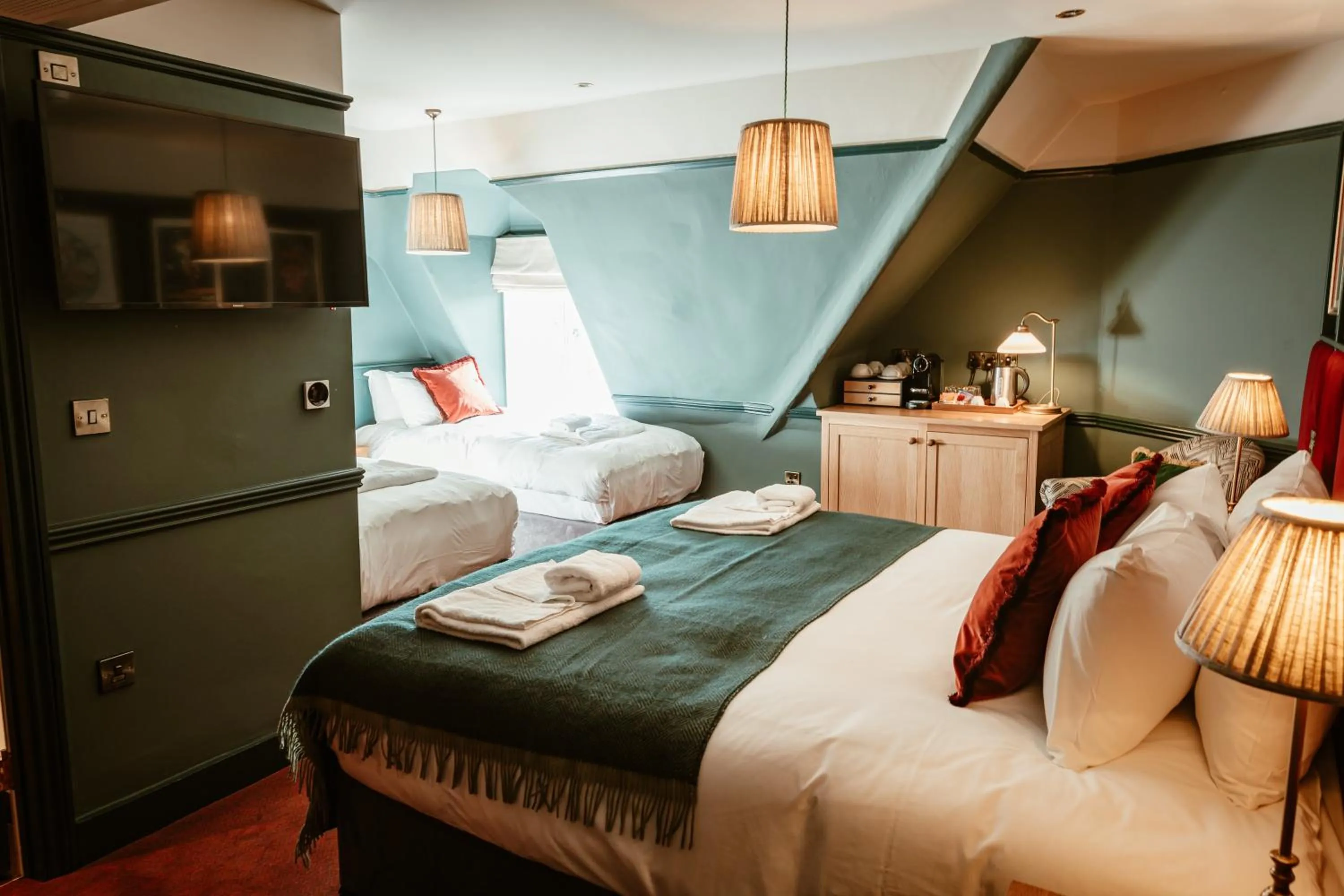 Bed in Hand & Flower