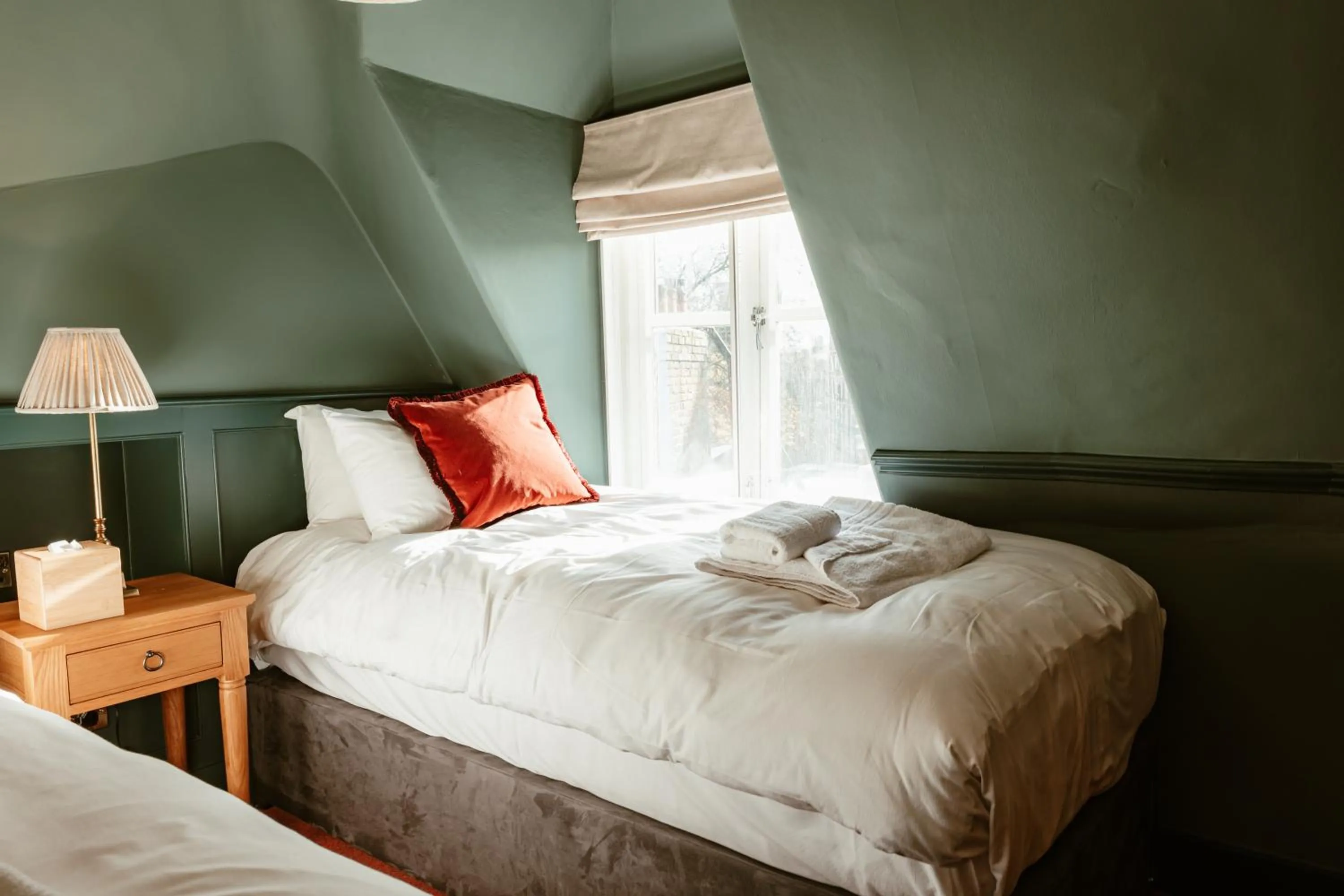 Bed in Hand & Flower