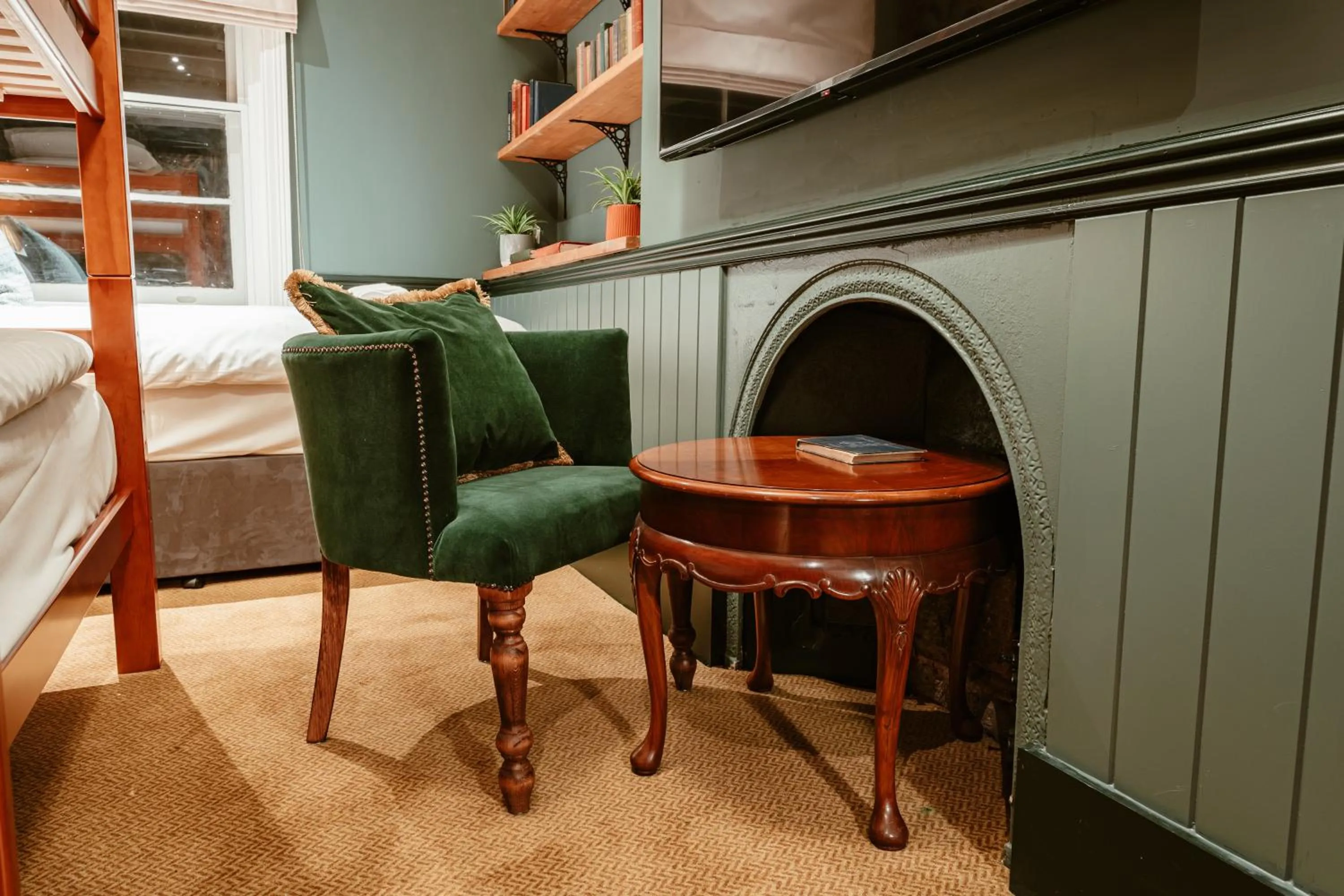 Bed in Hand & Flower