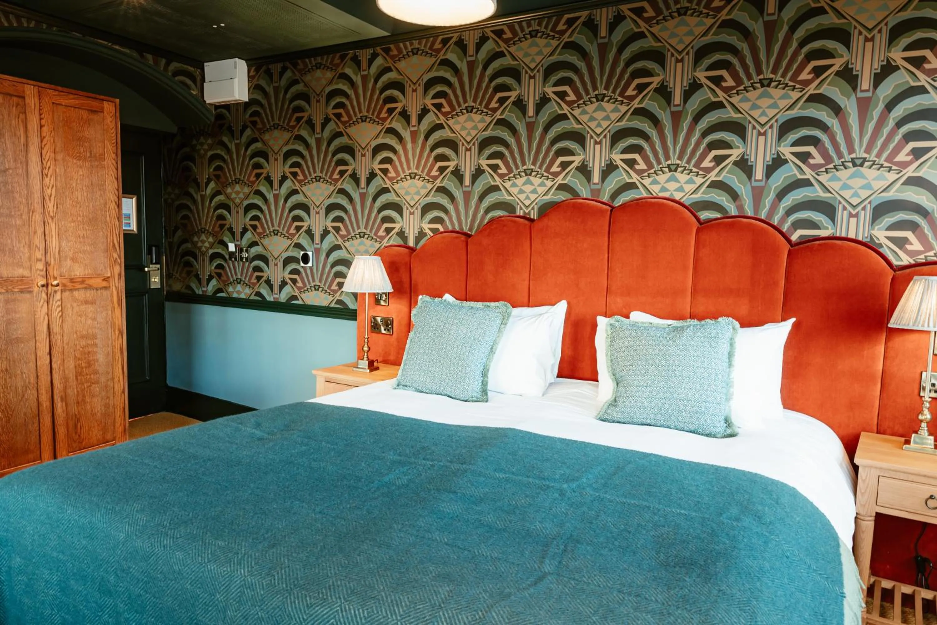 Bed in Hand & Flower