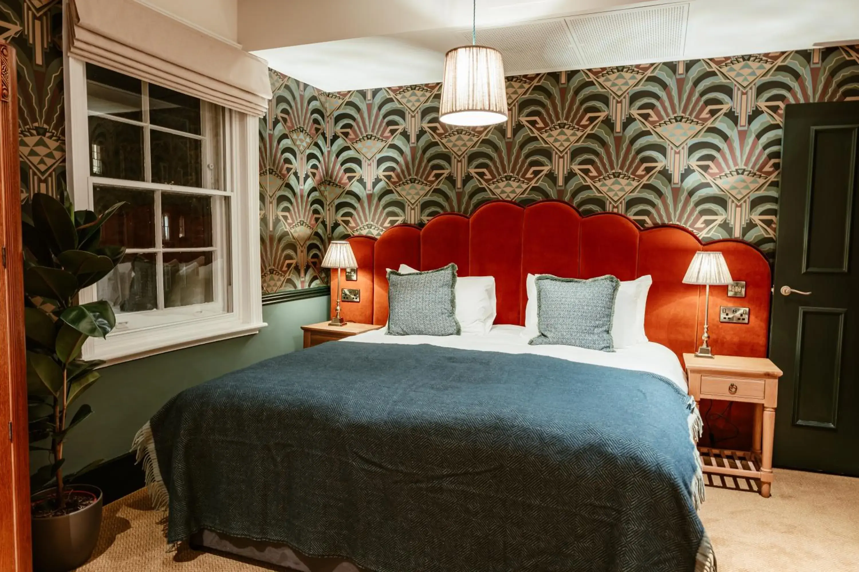 Luxury Suite in Hand & Flower Luxury Suite in Hand & Flower