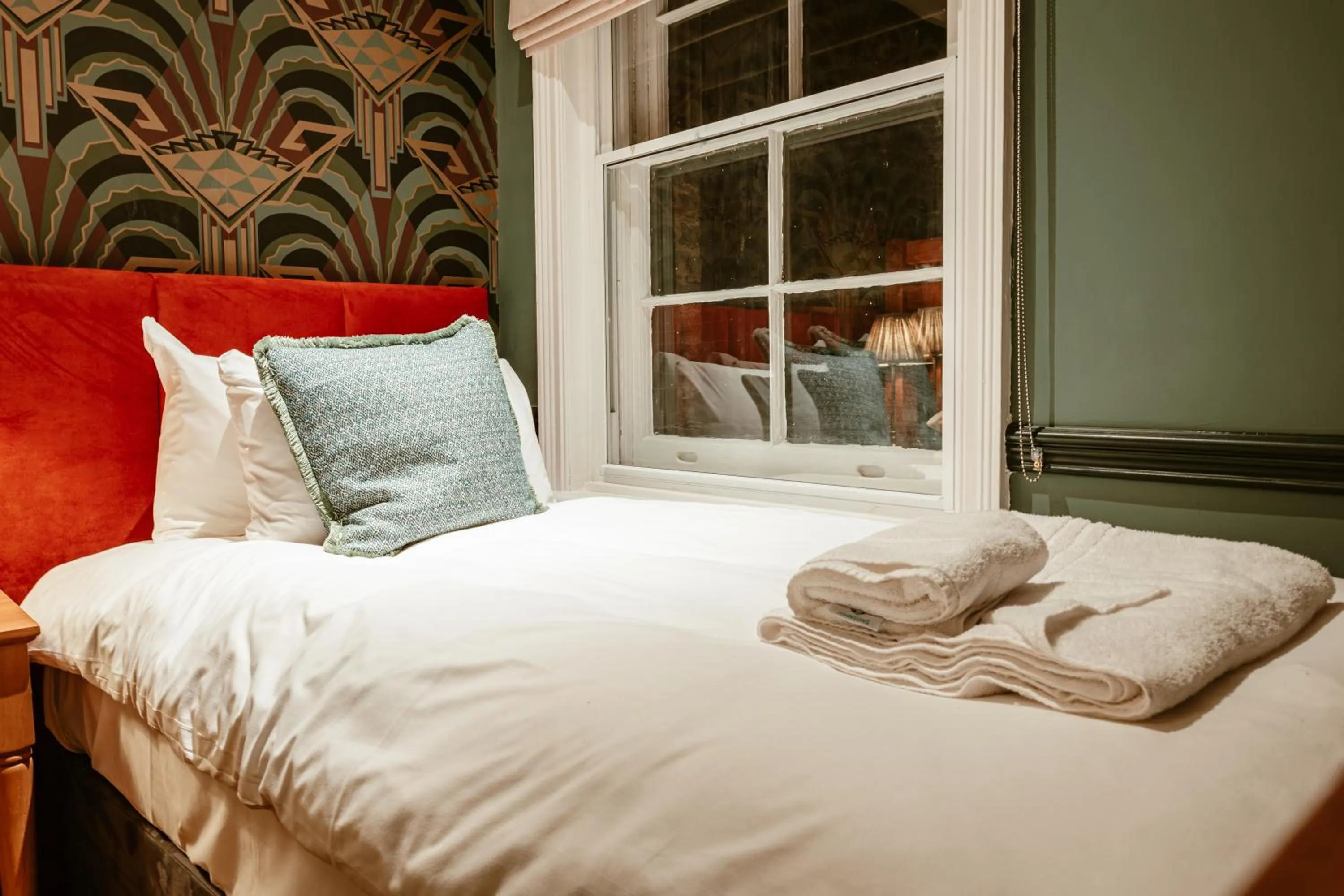 Bed in Hand & Flower