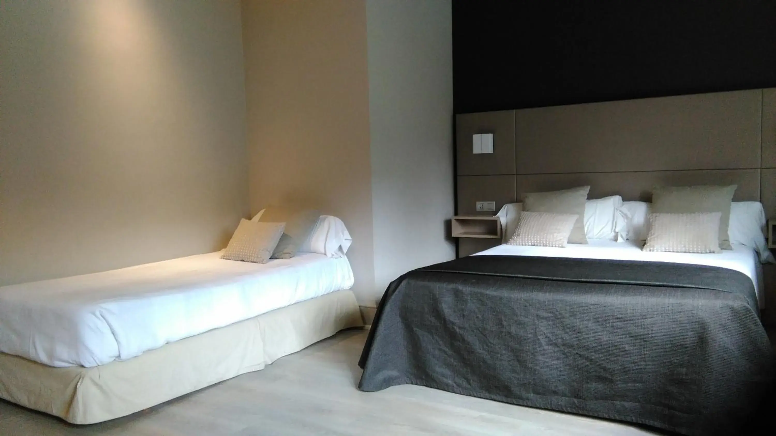 Double Room with Extra Bed in Hotel Igeretxe Double Room with Extra Bed in Hotel Igeretxe