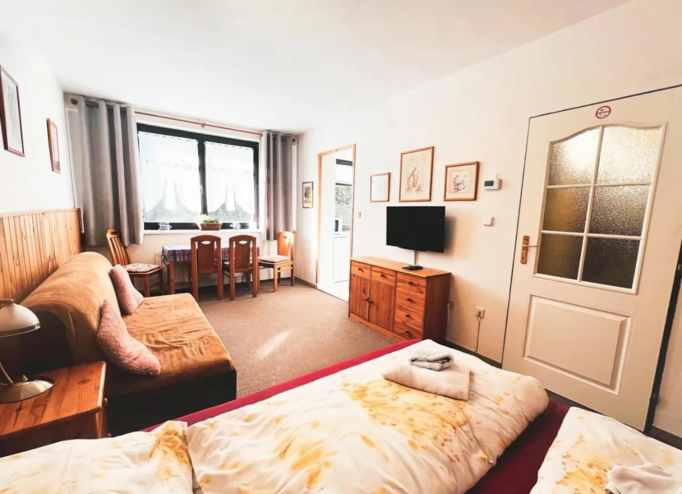 Communal lounge/ TV room, Bed in Apartmán SKOK