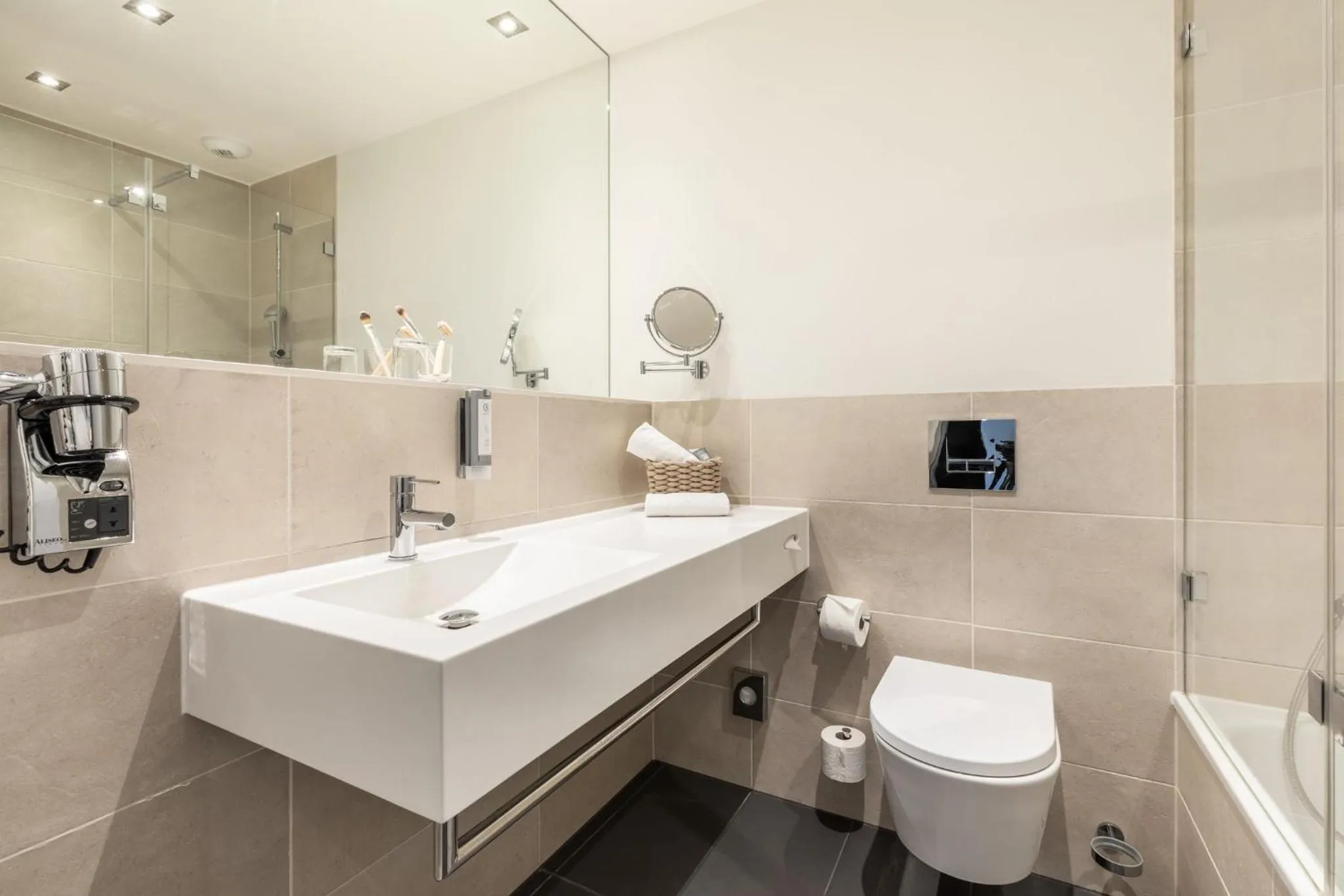 Bathroom in Garner Hotel Berlin - Mitte by IHG
