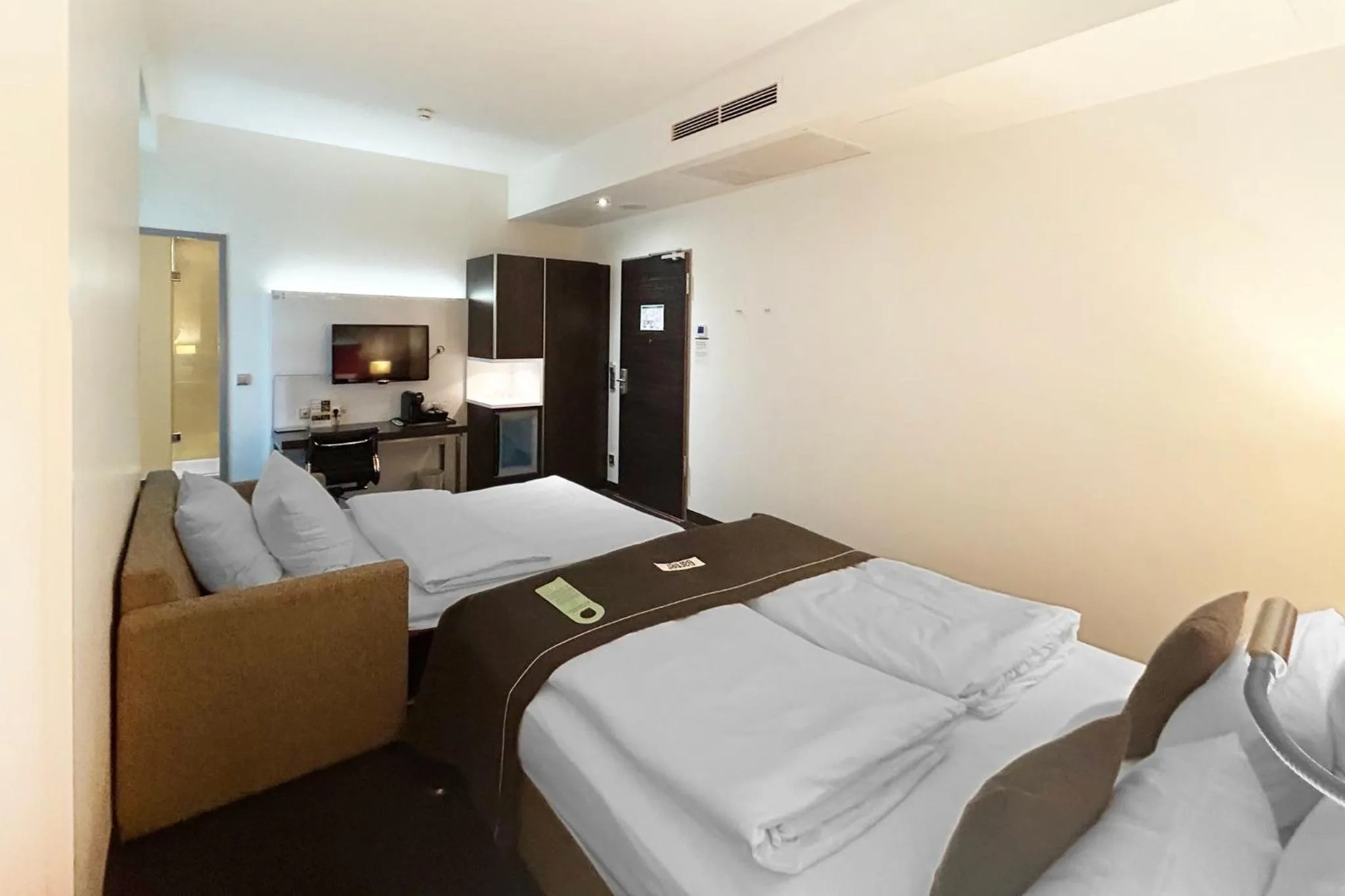 Photo of the whole room, Bed in Garner Hotel Berlin - Mitte by IHG