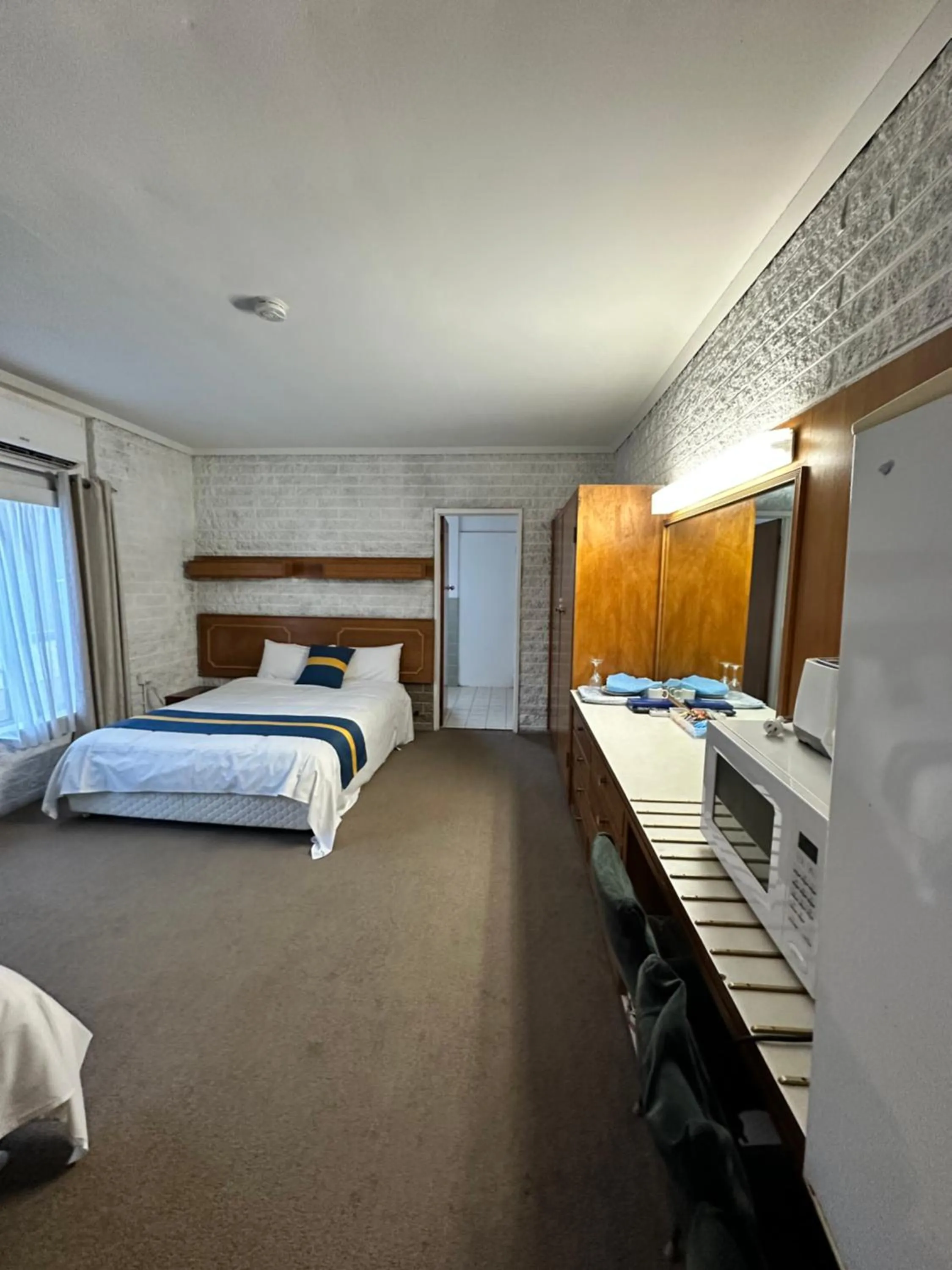 Photo of the whole room, Bed in The Shamrock Hotel Balranald