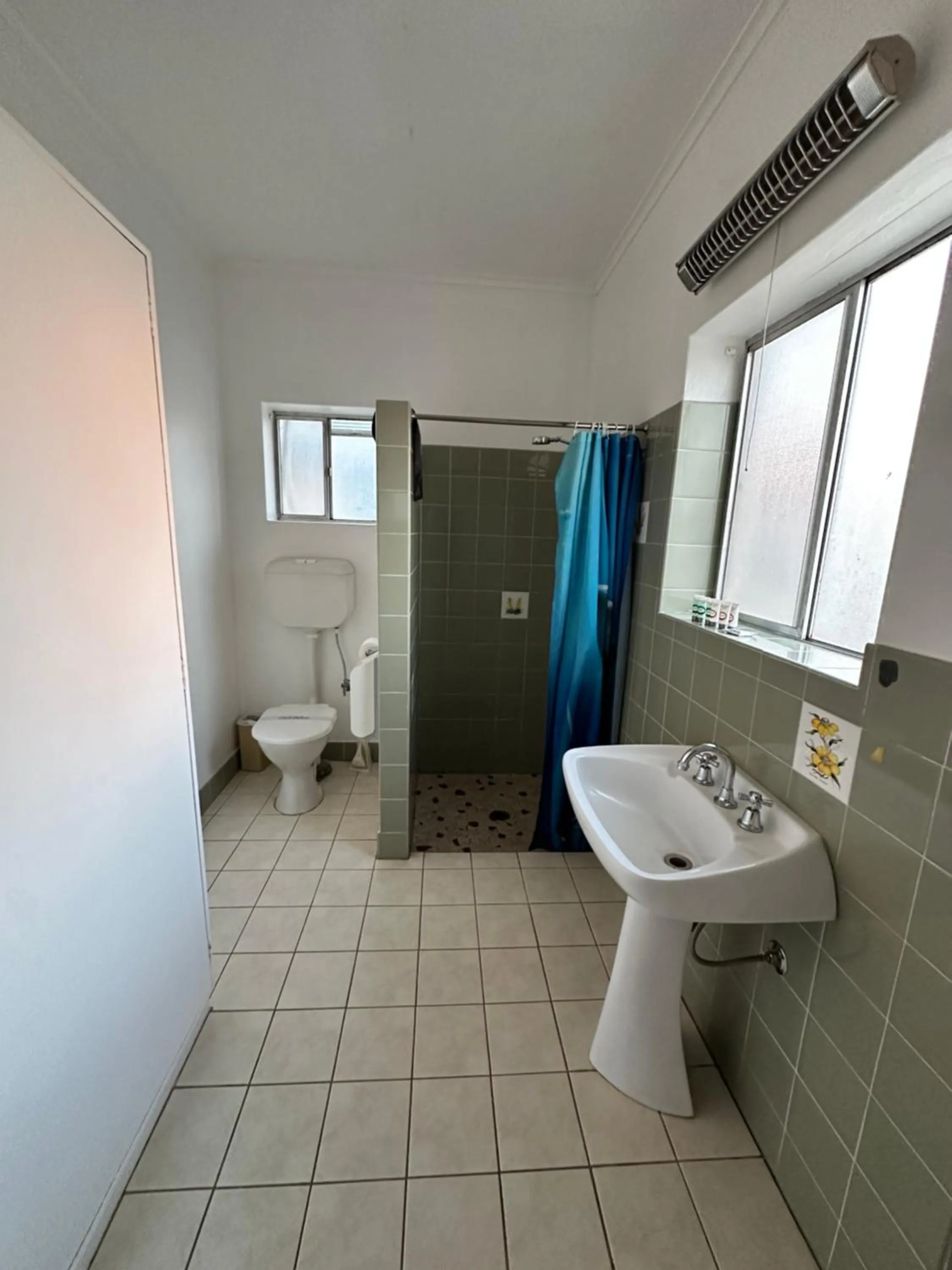 Shower in The Shamrock Hotel Balranald