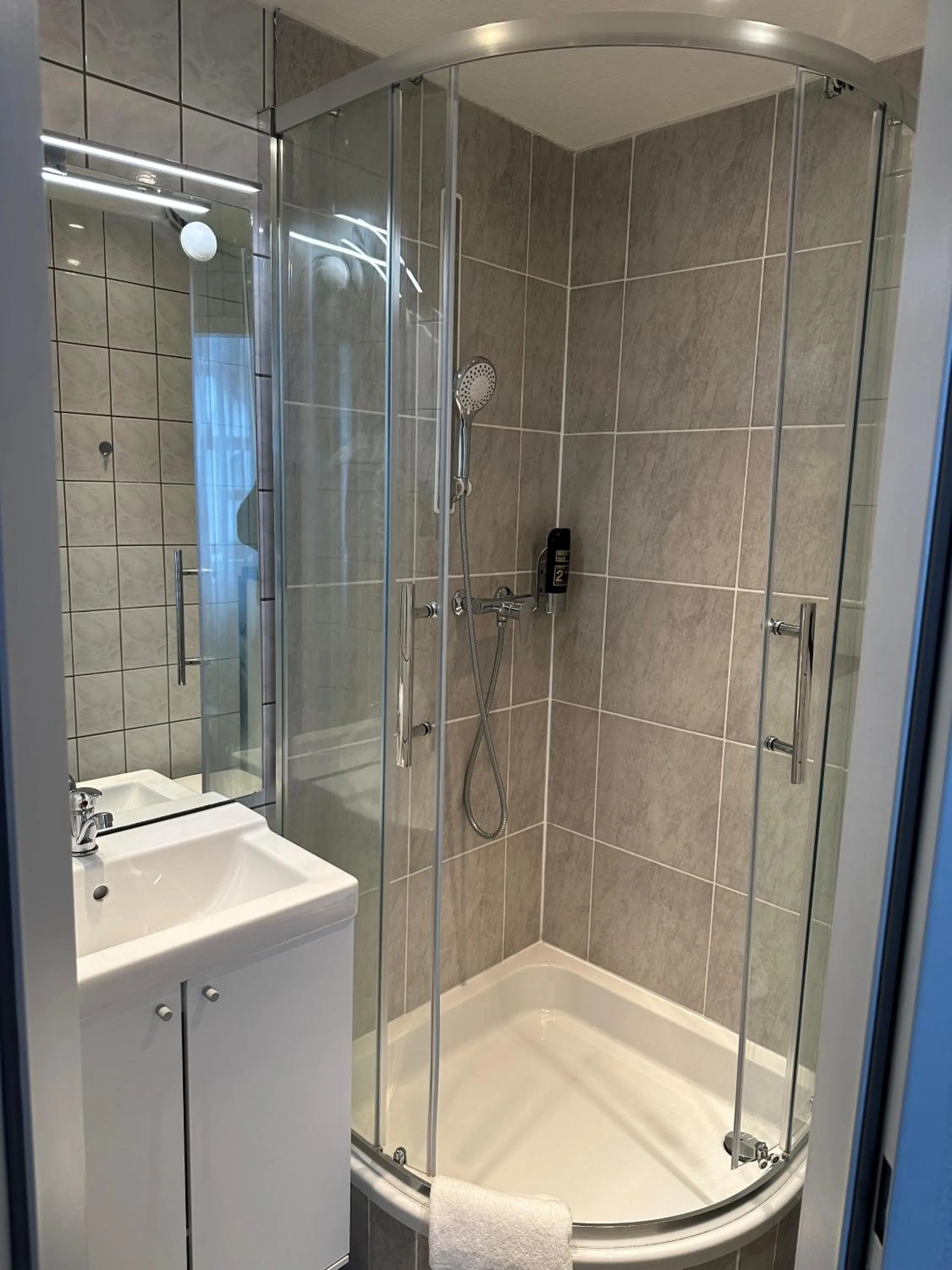 Shower in Hotel Goldenes Lamm