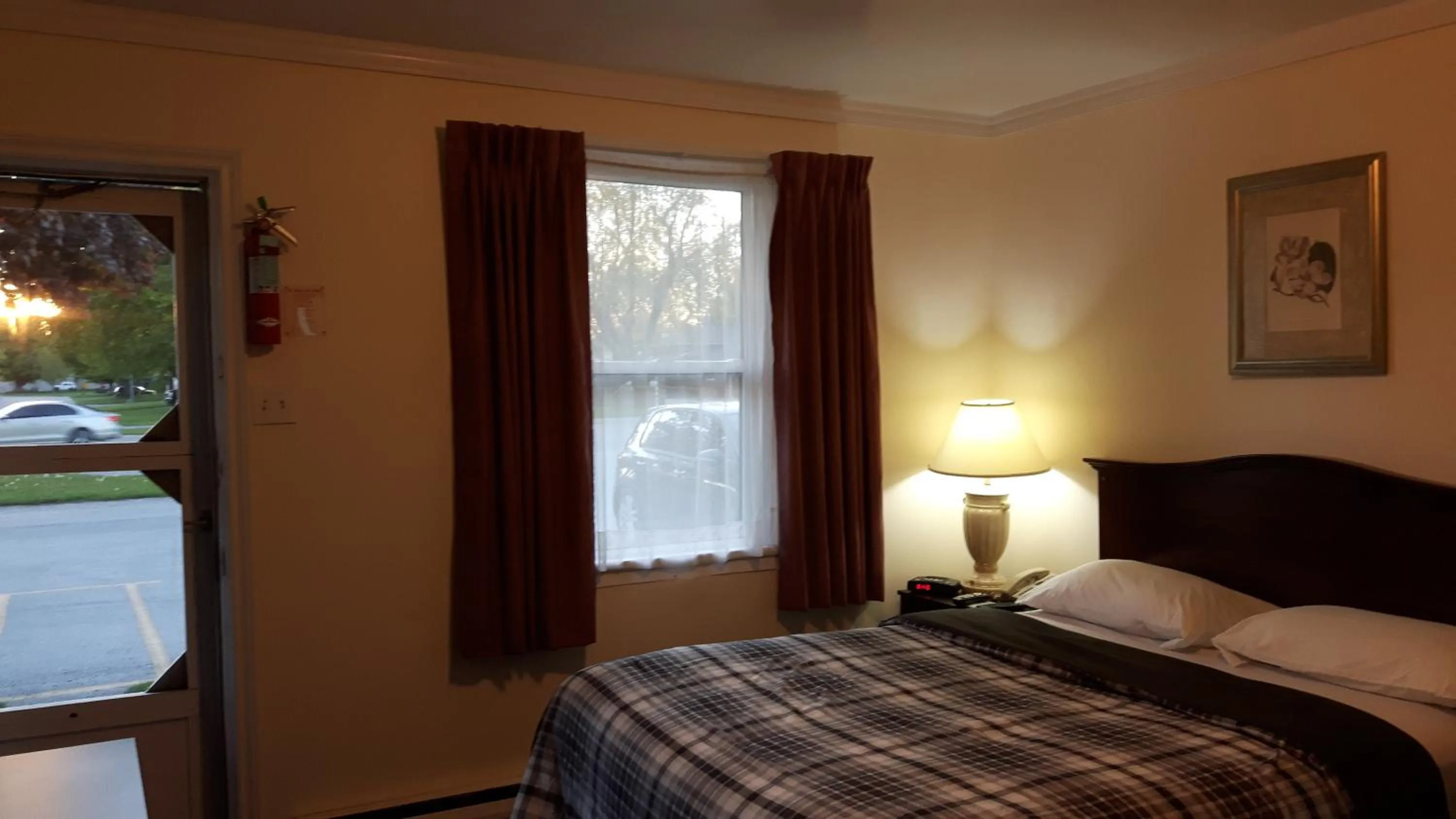 Bedroom in The Maplewood Motel