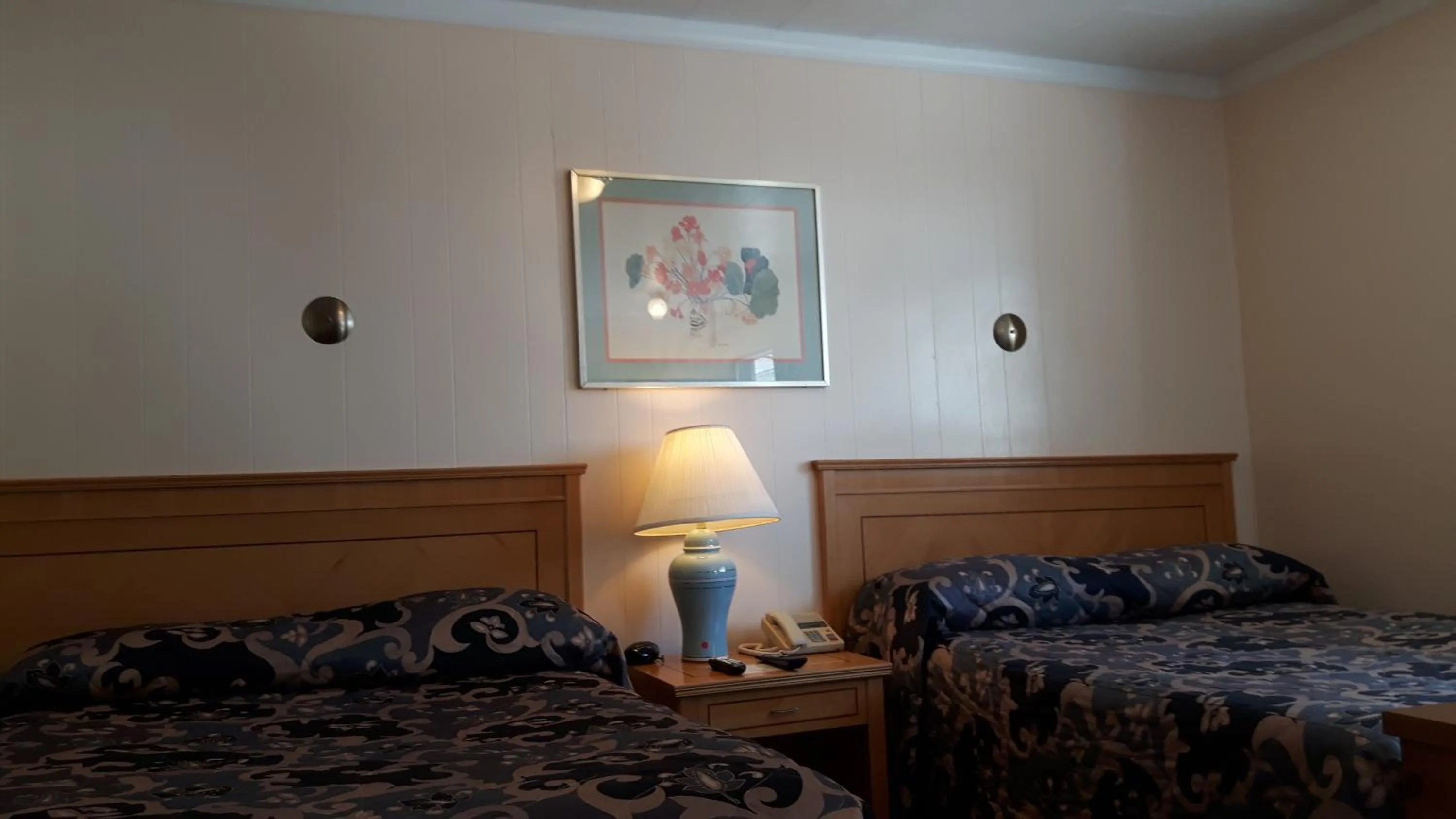 Bedroom, Seating Area in The Maplewood Motel