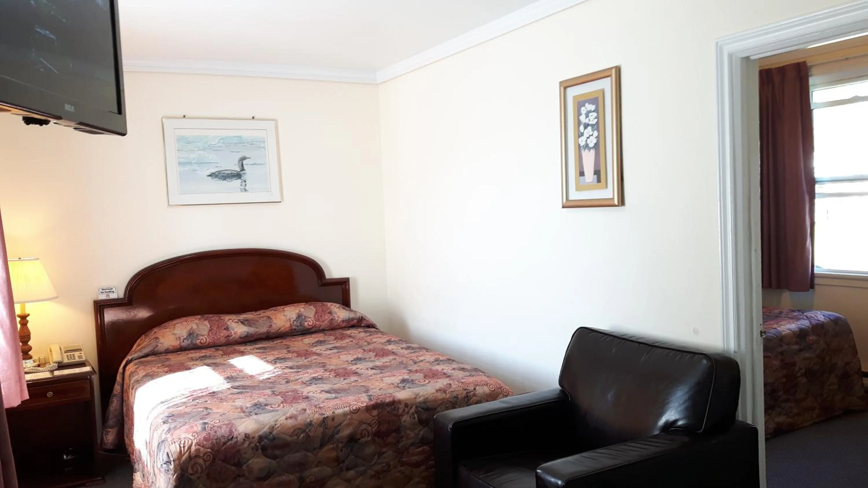 Bedroom in The Maplewood Motel