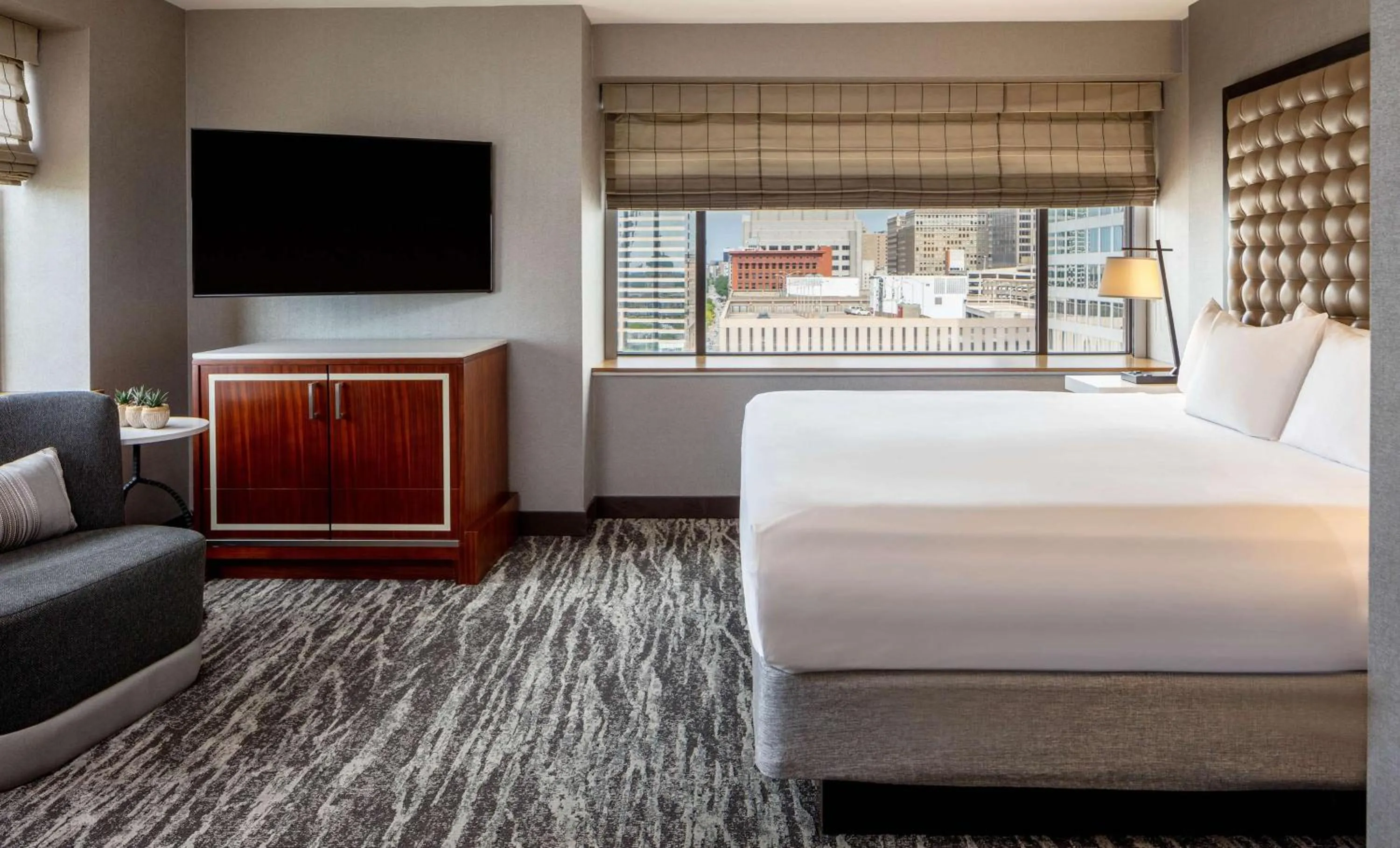 Photo of the whole room, Bed in Hyatt Regency Saint Louis at The Arch