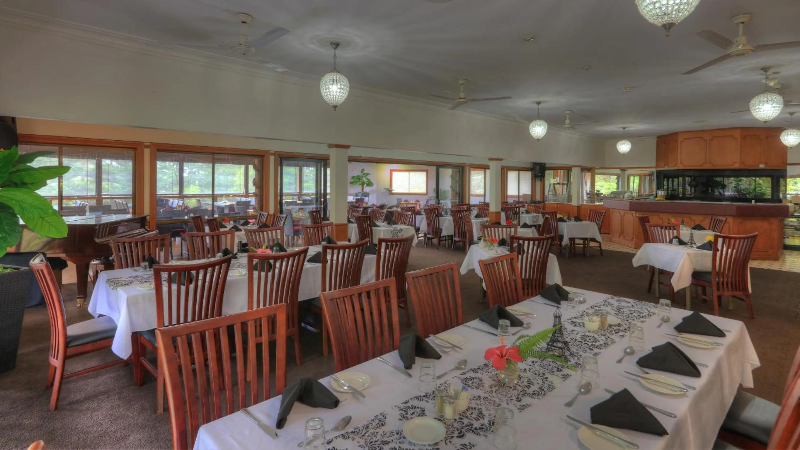 Restaurant/places to eat in Paradise Hotel & Resort