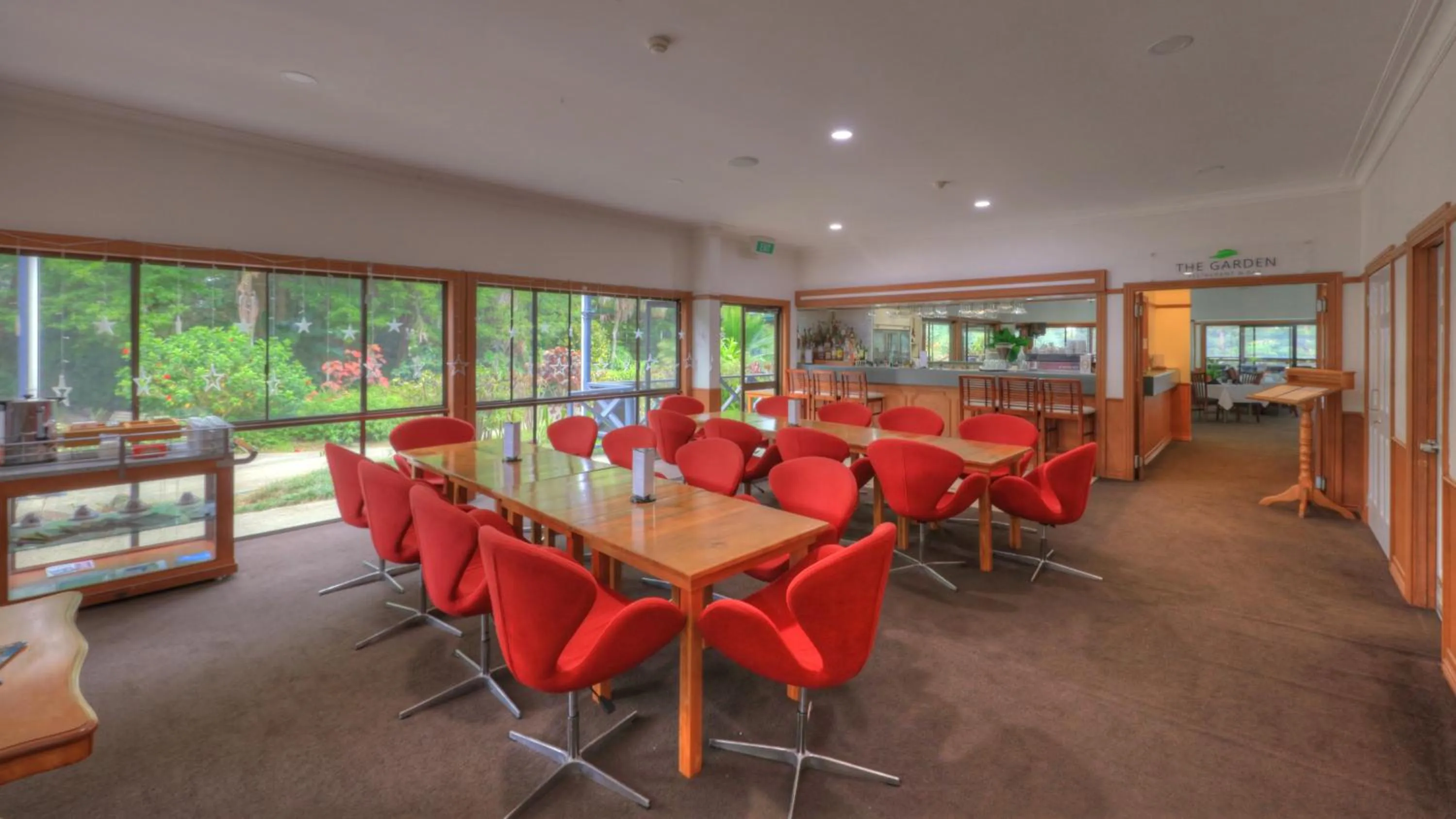 Restaurant/places to eat in Paradise Hotel & Resort