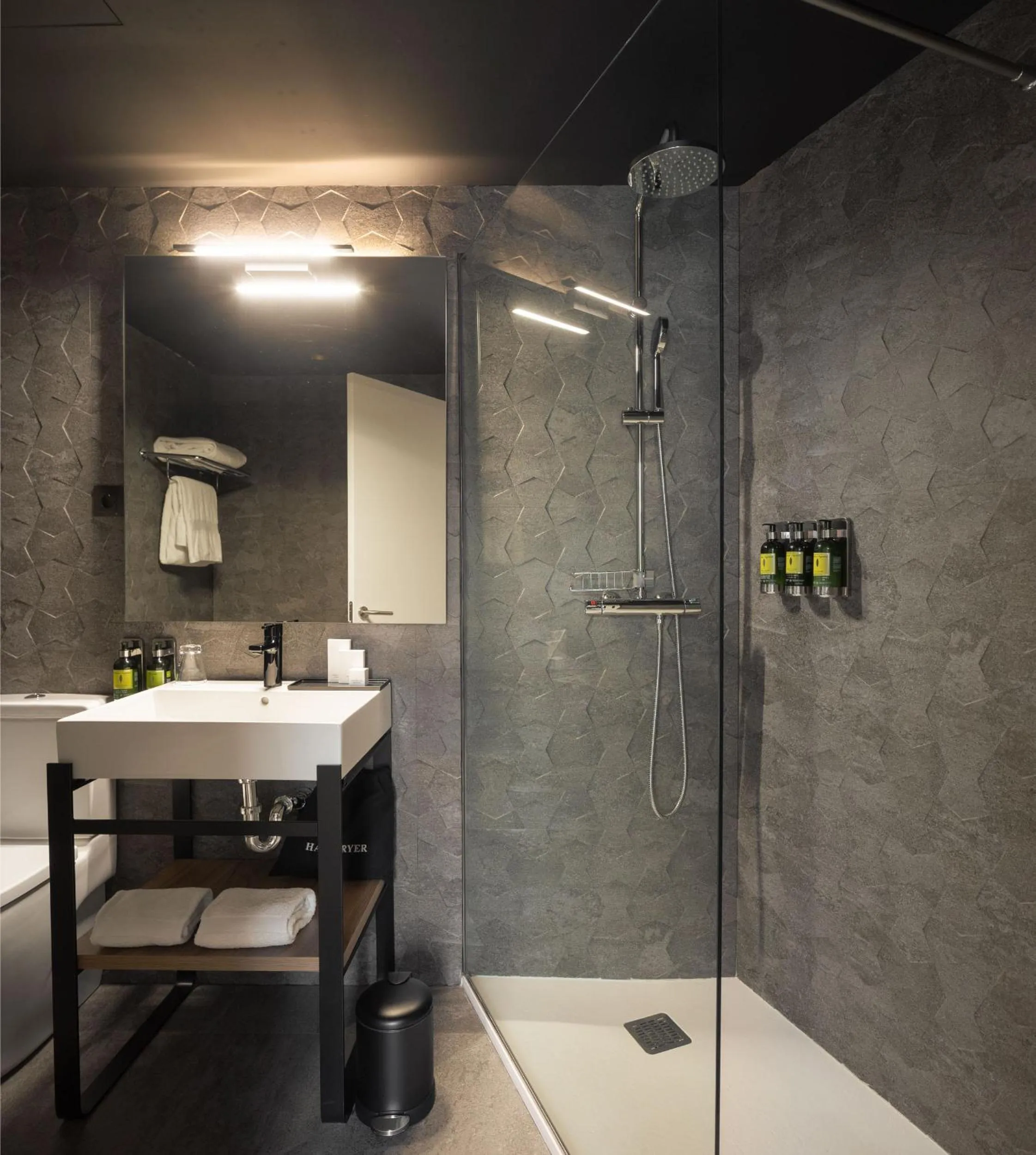 Toilet in Hotel Tayko Bilbao