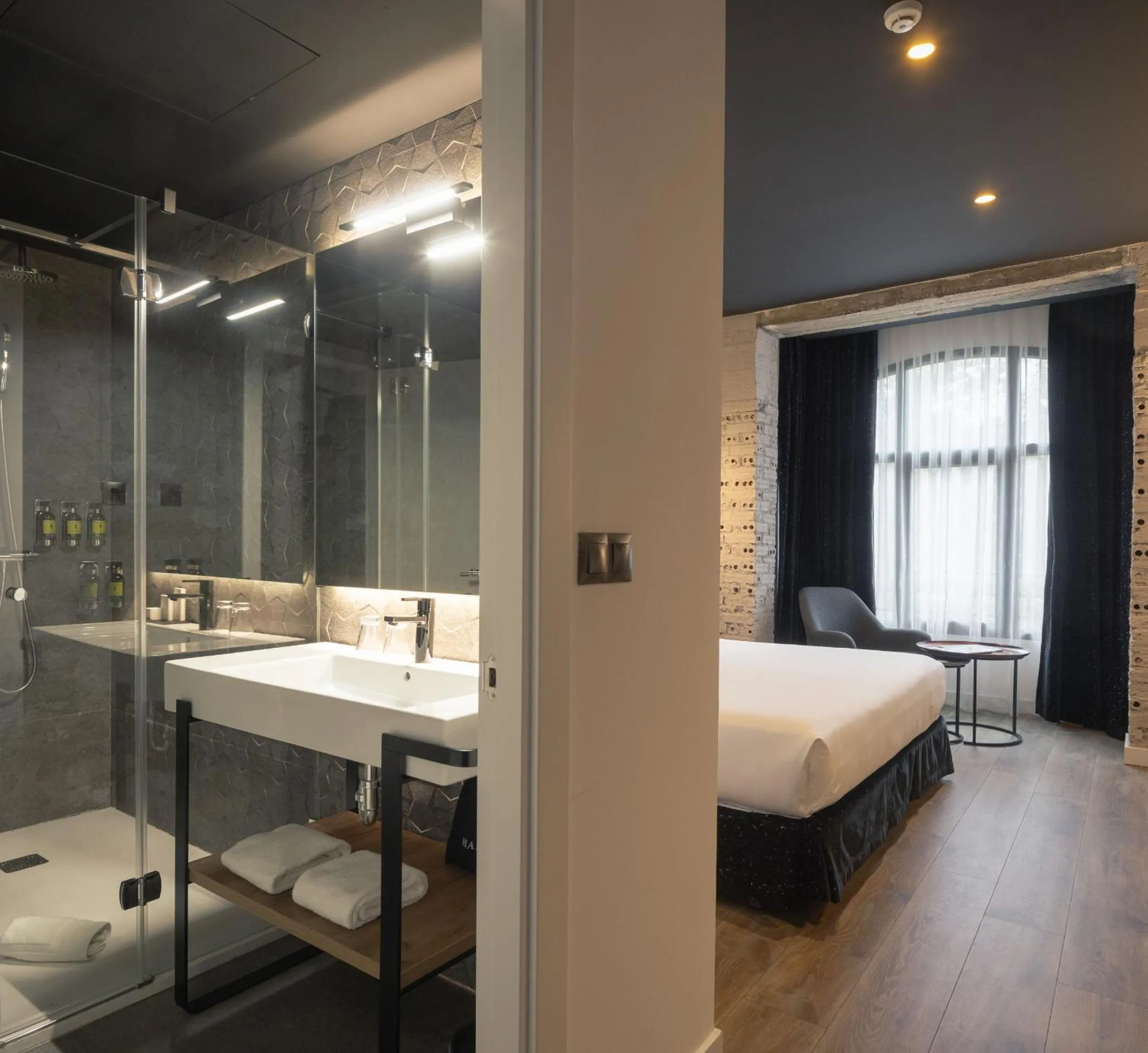 Bedroom, Bed in Hotel Tayko Bilbao