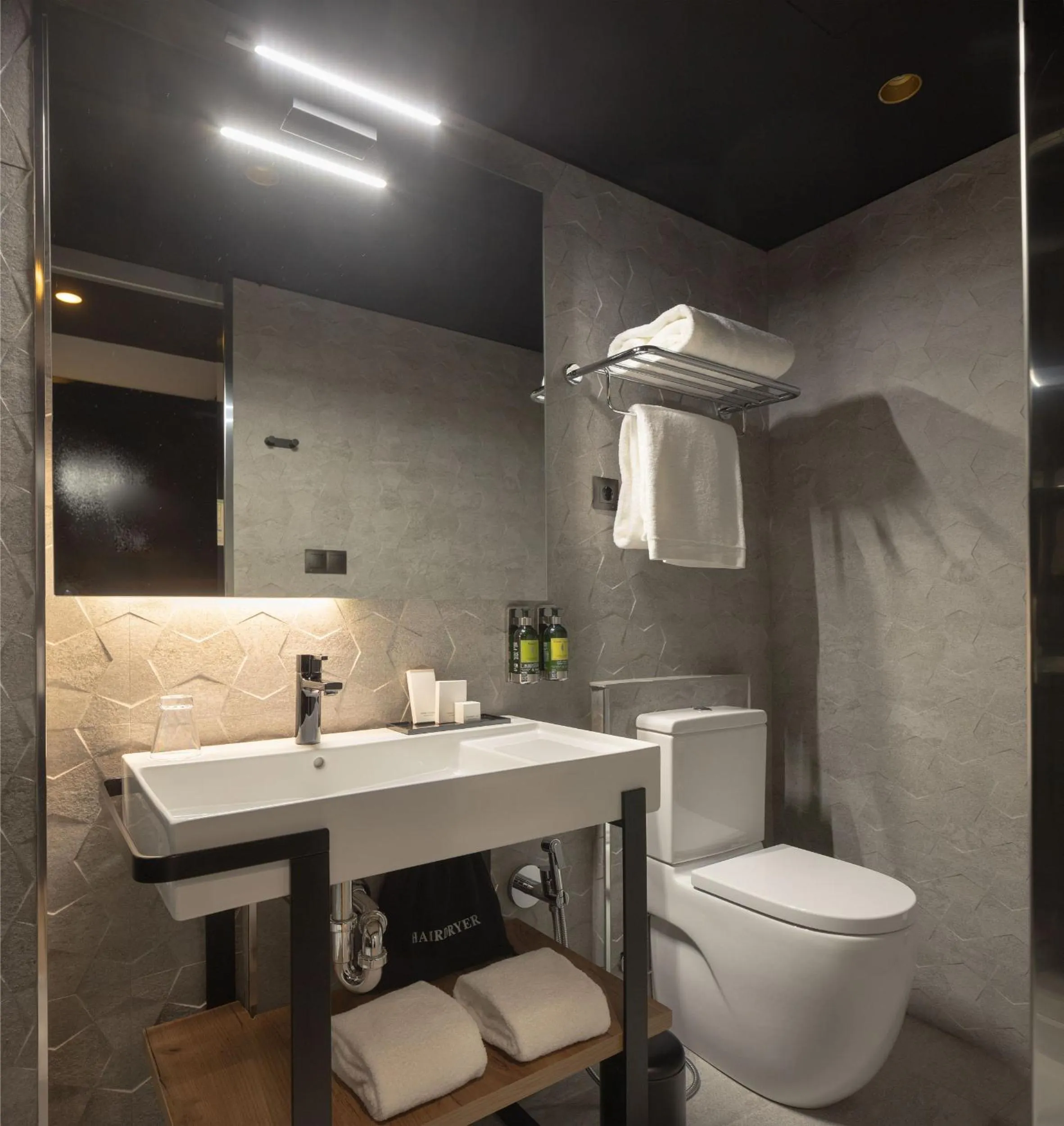 Toilet in Hotel Tayko Bilbao