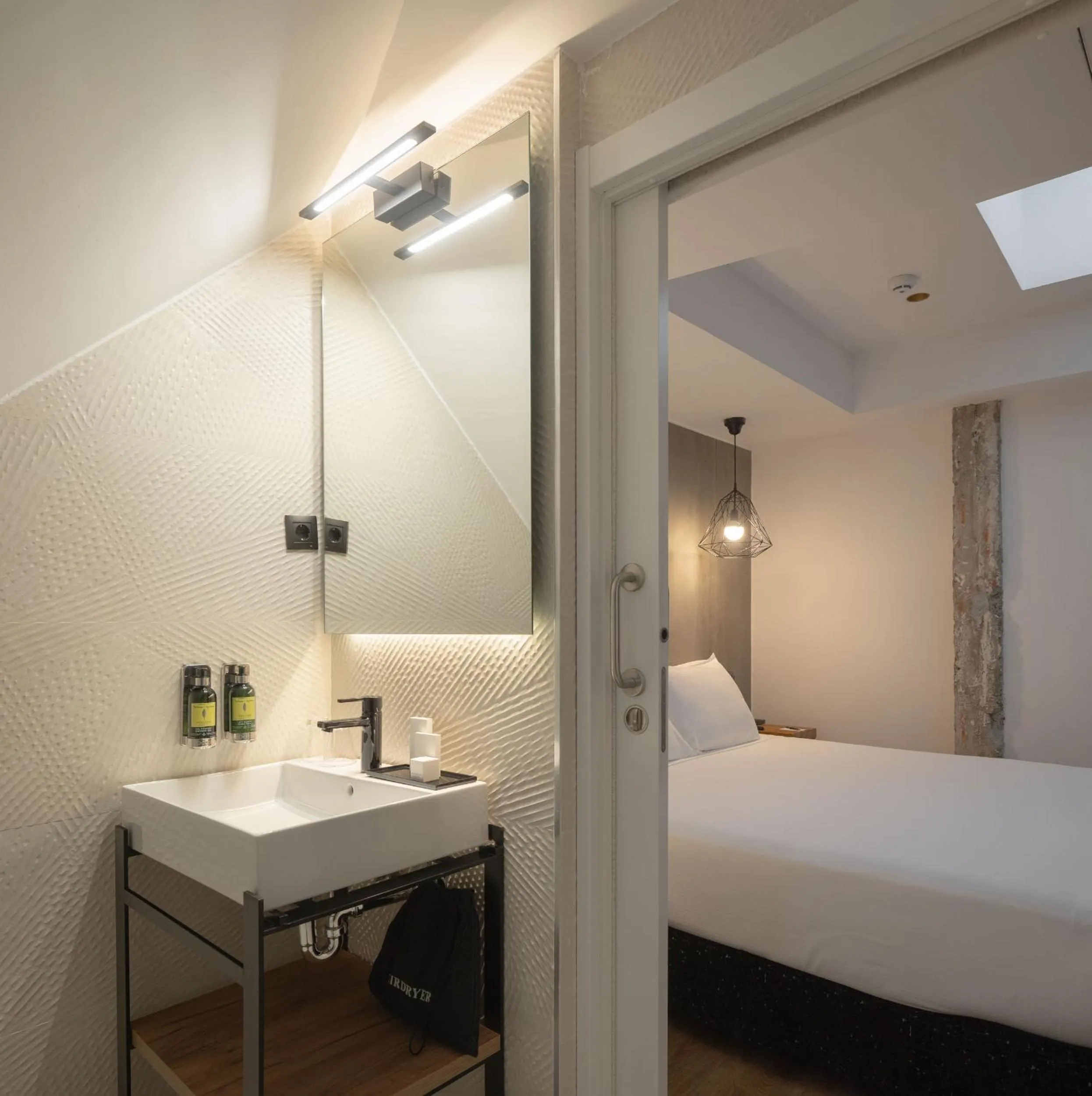 Toilet, Bed in Hotel Tayko Bilbao