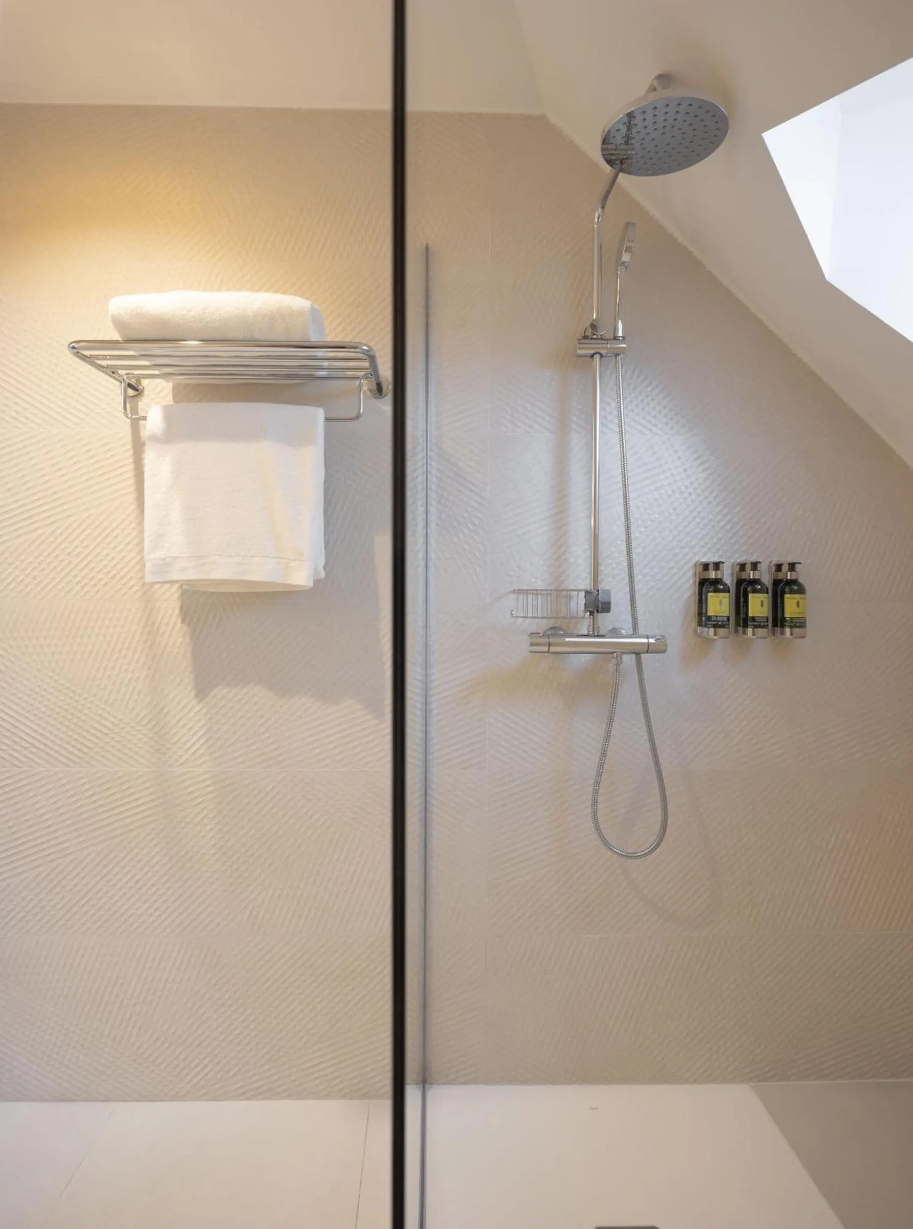 Shower in Hotel Tayko Bilbao