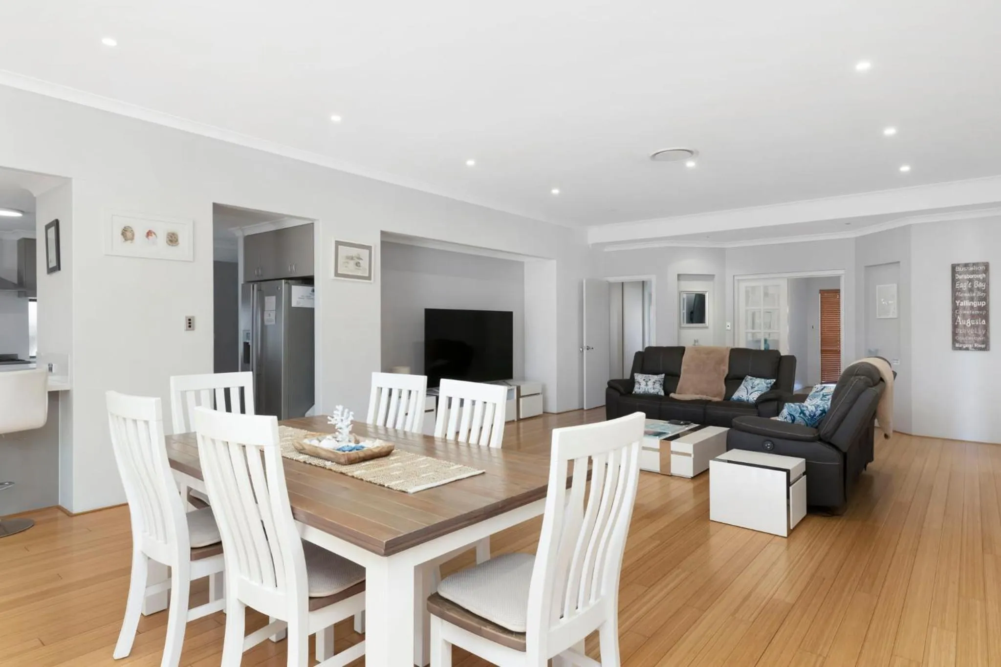 Communal lounge/ TV room in Baudins of Busselton Bed and Breakfast - Adults only