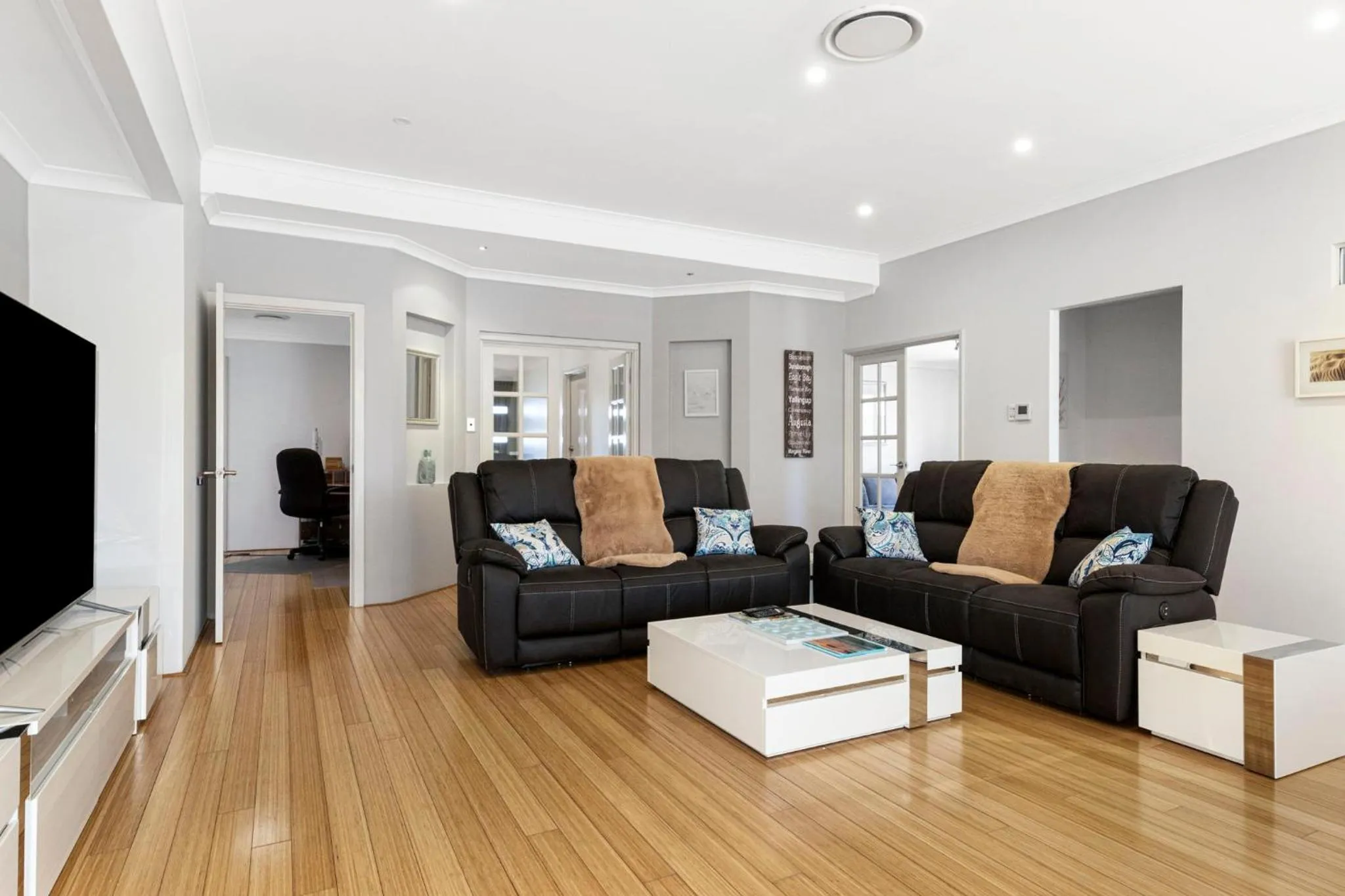 Communal lounge/ TV room in Baudins of Busselton Bed and Breakfast - Adults only