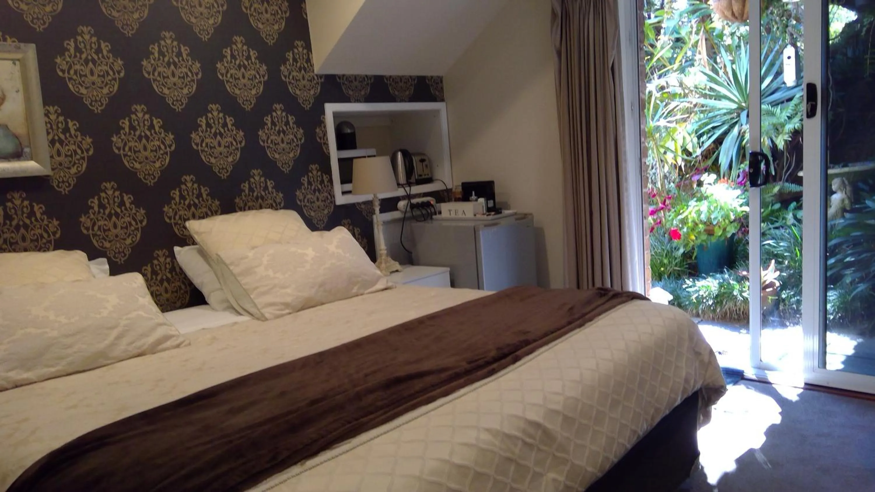 Photo of the whole room, Bed in Linley House