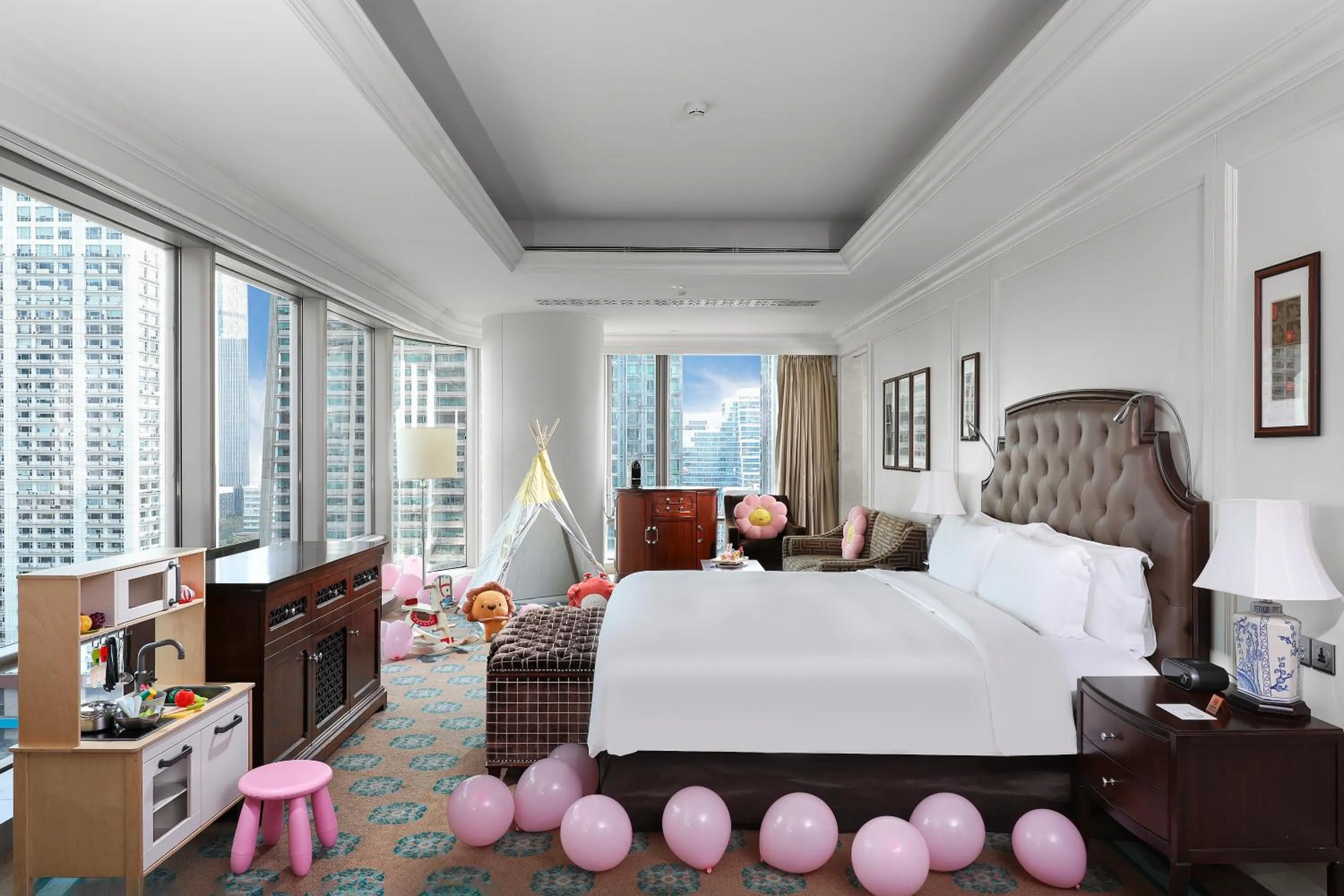 Photo of the whole room, Bed in The Langham, Shenzhen