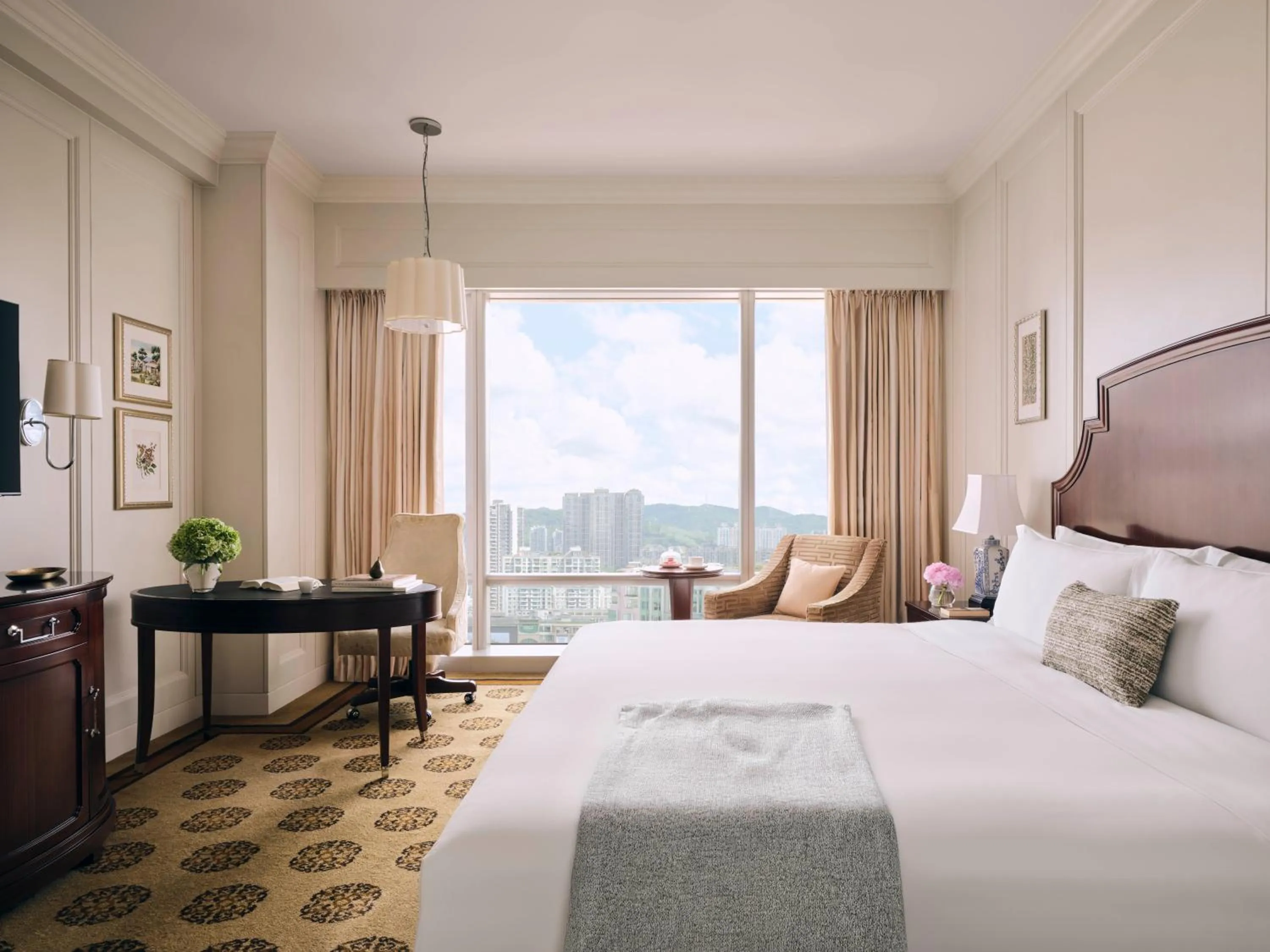 Photo of the whole room, Bed in The Langham, Shenzhen