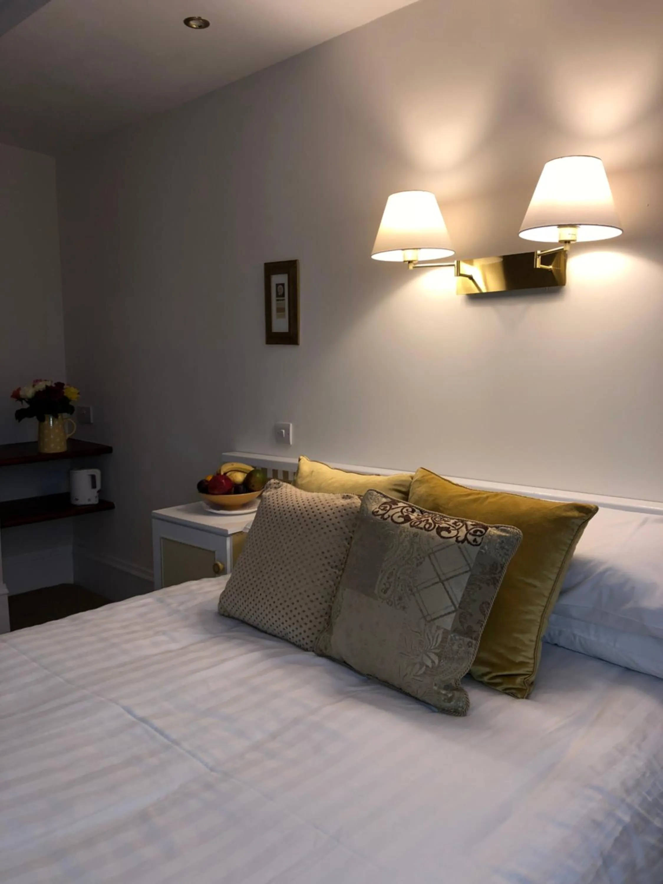 Photo of the whole room, Bed in Tully's Hotel