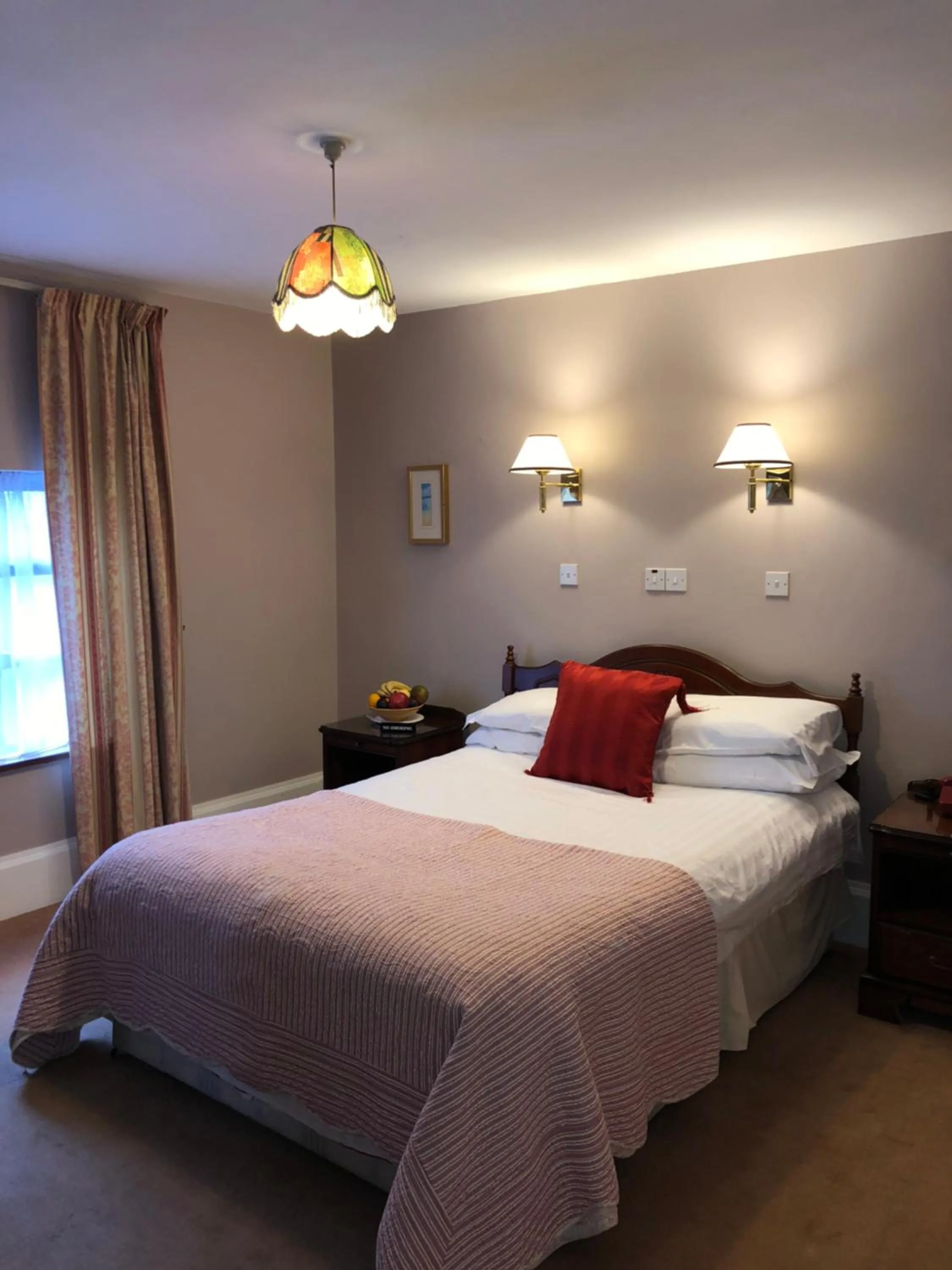 Photo of the whole room, Bed in Tully's Hotel